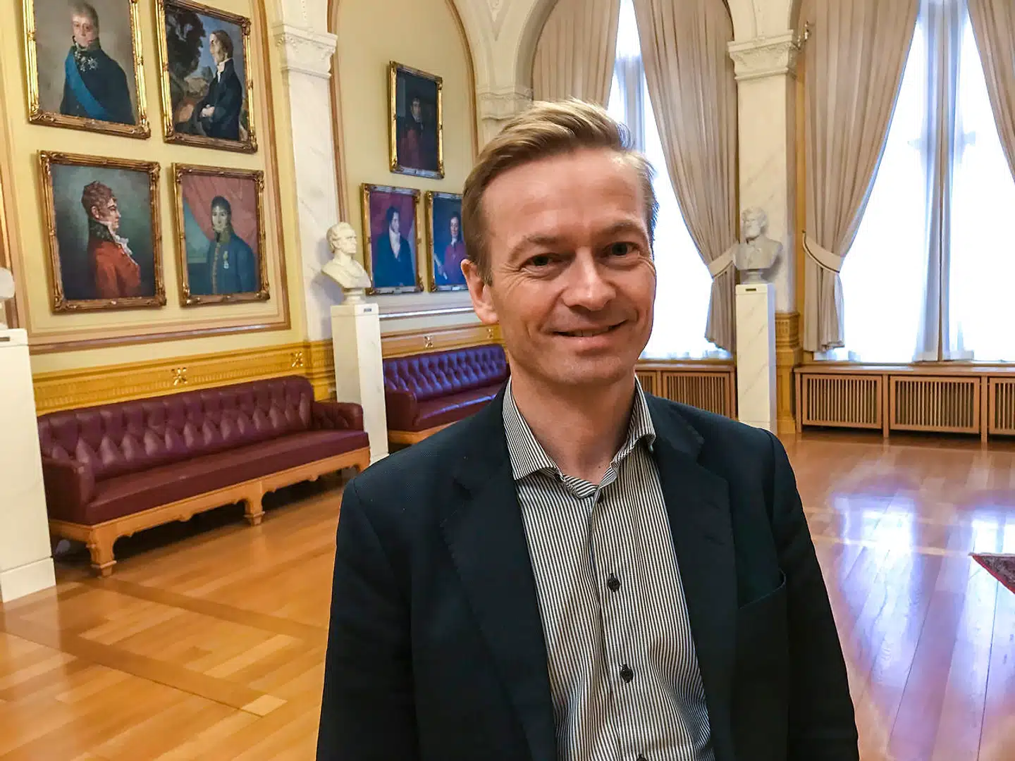 Helge Orten er medlem af Høyre i Norge og formand for Stortingets transport- og kommunikationskomité. Han mener, at landets store olierigdomme giver et særligt ansvar for at gå forrest i omstillingen til teknologi med nuludledning.