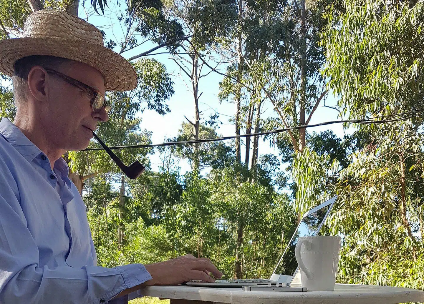 Klaus Riskær Pedersens familieselskab Reboot er involveret i medicinsk cannabis på flere ledder. Her arbejder Riskær ved computeren i Uruquay, hvor Reboot er aktionær i en cannabisplantage. Riskær har også startet Smerteklinikkerne i Danmark, som behandler smertepatienter med cannabis.