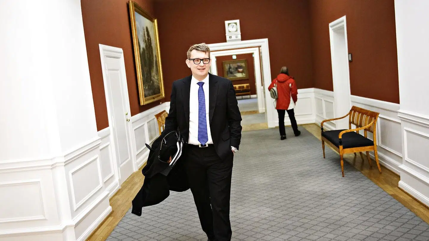 Beskæftigelsesminister Troels Lund Poulsen (V) ankommer her til et tidligere samråd om arbejdsmiljøreglerne vedrørende anvendelse af krom-6. (Foto: Philip Davali/Ritzau Scanpix)