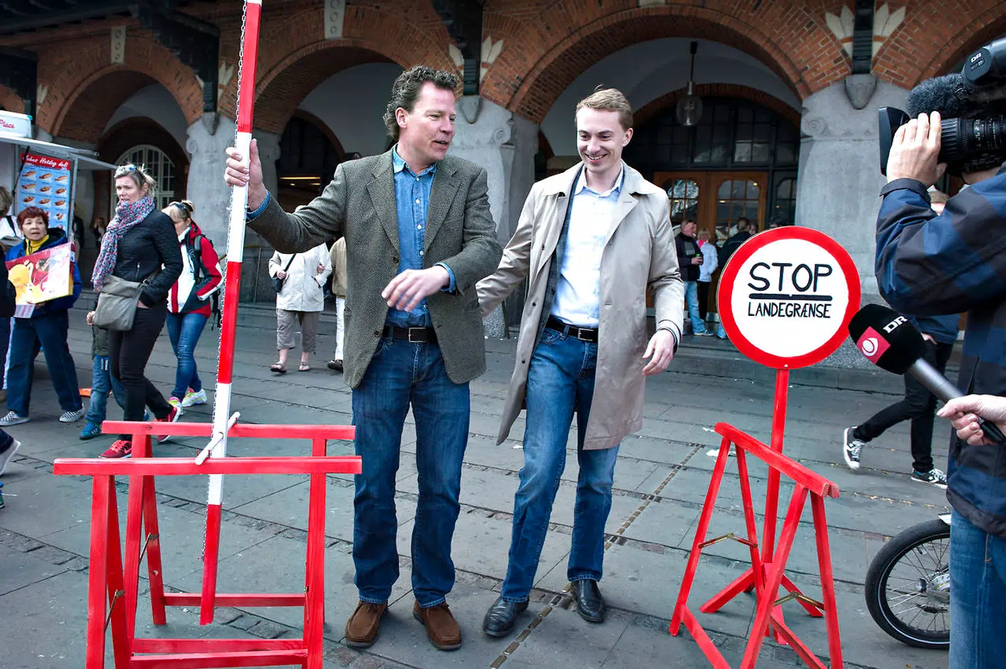 De Radikales spidskandidat til europaparlamentsvalget, Morten Helveg Petersen (til venstre), i selskab med DFs Morten Messerschmidt under EU-valget i 2014. Dengang var der ikke grænsekontrol ved den dansk-tyske grænse. Det er der i dag, men Helveg Petersen ser hellere en fælles europæisk grænsekontrol i Sydeuropa.