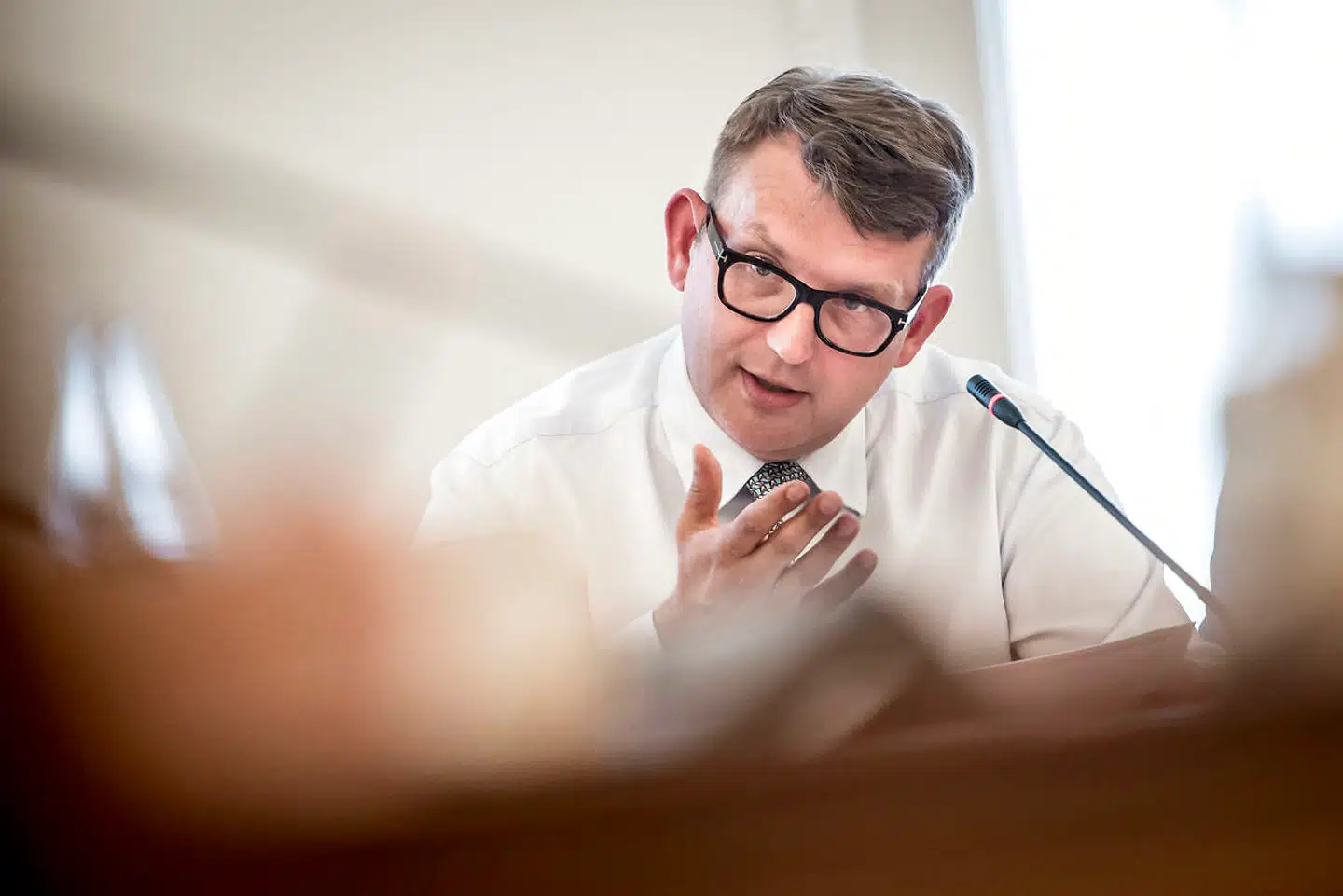 Beskæftigelsesminister Troels Lund Poulsen (V) varslede, at forløbet om det kræftfremkalende stof krom-6 ville få konsekvenser. Det gjorde det. En direktør mistede sit job som direkte udløber af sagen, viser sagsakter. Spørgsmålet er, om grundlaget var sagligt, og hvorfor Beskæftigelsesministeriet lige valgte dén direktør.