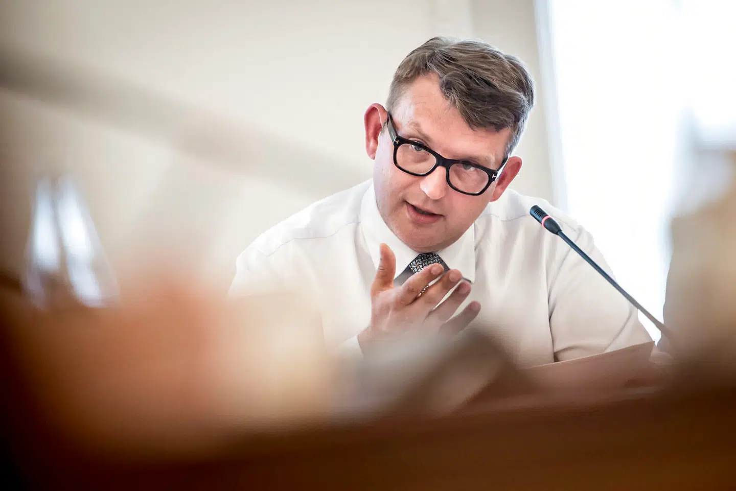 Beskæftigelsesminister Troels Lund Poulsen (V) varslede, at forløbet om det kræftfremkalende stof krom-6 ville få konsekvenser. Det gjorde det. En direktør mistede sit job som direkte udløber af sagen, viser sagsakter. Spørgsmålet er, om grundlaget var sagligt, og hvorfor Beskæftigelsesministeriet lige valgte dén direktør.