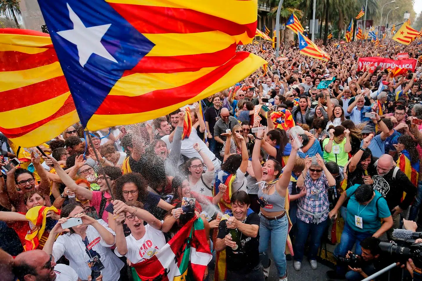 Uanset hvor megen sympati de catalanske separatister i øjeblikket hiver hjem især uden for Spanien, har fanatismen for længst har erstattet den sunde fornuft, mener Marlene Wind. Her fejres resultatet af afstemningen om løsrivelse i 2017.