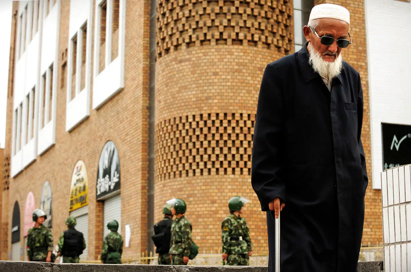 En ældre uighur passerer den store basar i Urumqi, Xinjiang.