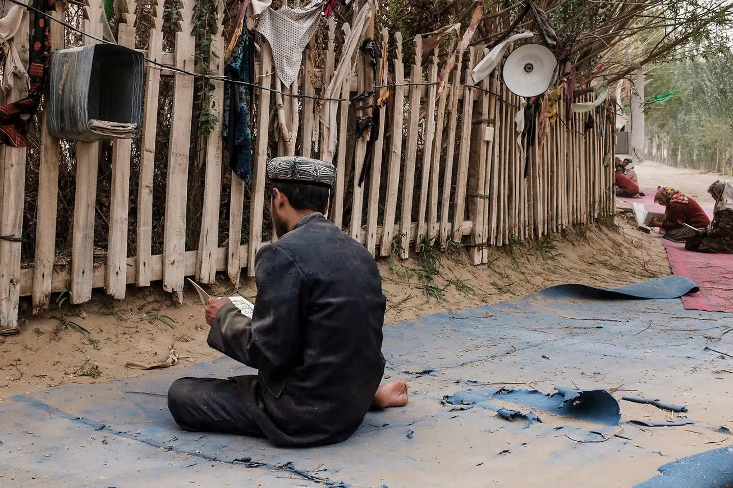 En uighur beder ved Imam Asims grav i Hotan, Xinjiang. De  kinesiske myndigheder har i de senere år indført restriktioner på religiøse udtryk som for eksempel muslimsk tørklæde, faste under ramadanen og lange skæg.