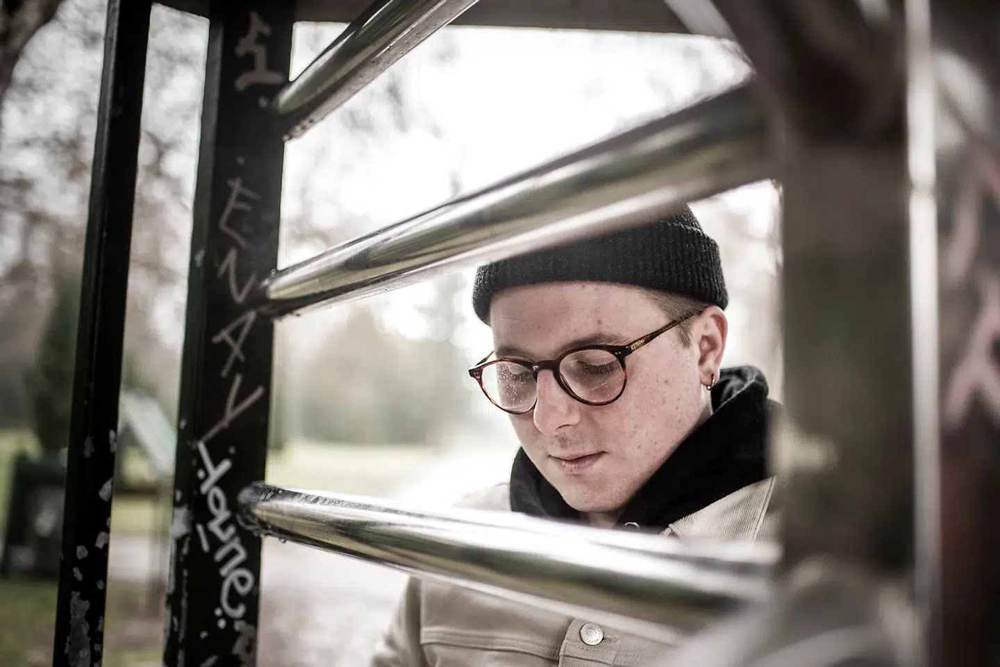 Den autofiktive roman »Hvis der skulle komme et menneske forbi« handler om drengen Tues opvækst i et hjem med få ressourcer. Thomas Korsgaard bruger sine romaner til at bearbejde fortiden.