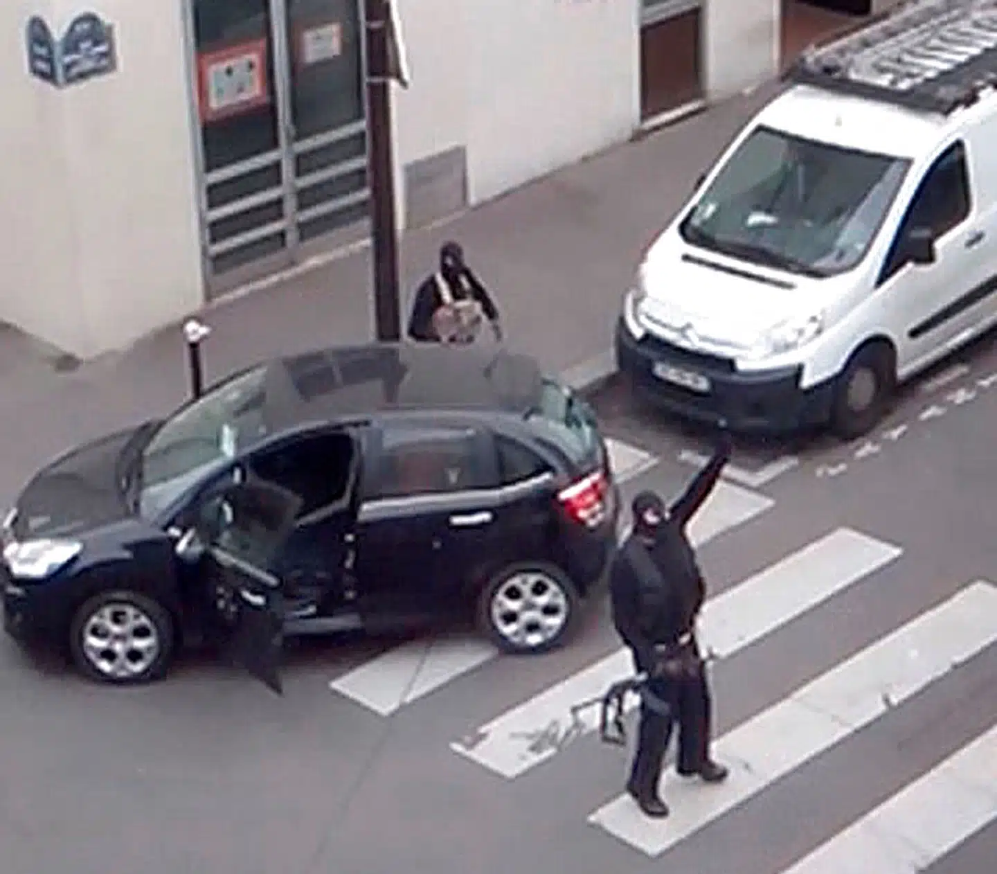 Terroristerne forlader Charlie Hebdo efter at have myrdet hovedparten af det satiriske magasins redaktion i 7. januar 2015. En dag, der af en angiveligt angrende jihadist beskrives som en af de lykkeligste i hendes liv.