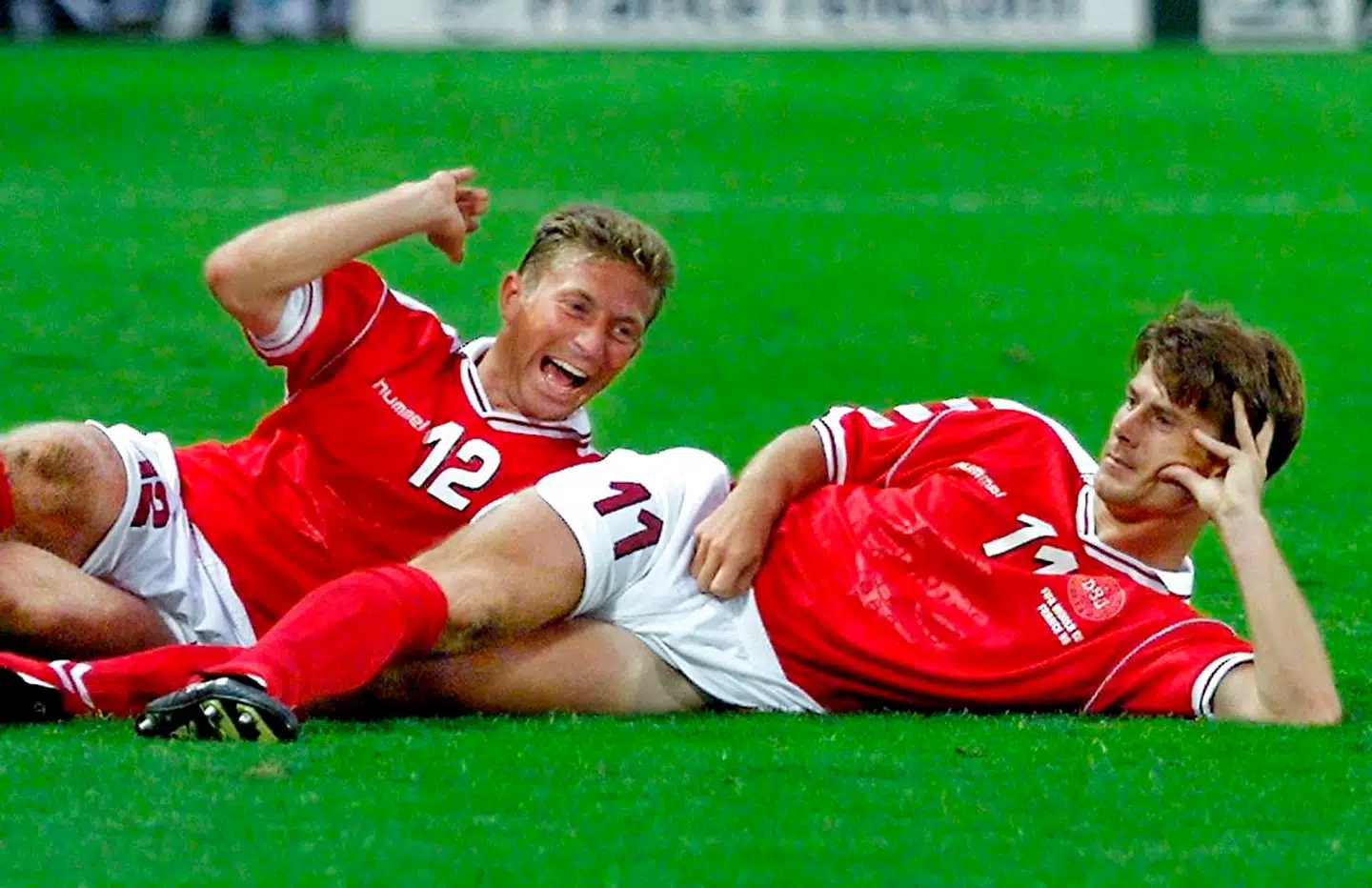 Søren Colding og Brian Laudrup fejrer Brian Laudrups scoring til 2-2 i kvartfinalen mod Brasilien ved VM i 1998.