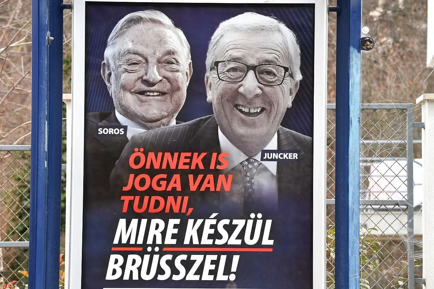 I Budapests gader hænger der plakater med Kommissionsformand Jean-Claude Juncker og den ungarsk-fødte amerikanske milliardær, George Soros. På plakaten står der - »Alle har ret til at kende til forslagene, der i bund og grund bringer Ungarns sikkerhed i fare«. Det er Ungarns regering og dermed Viktor Orban, der står bag kampagne. Nu har EUs top fået nok.