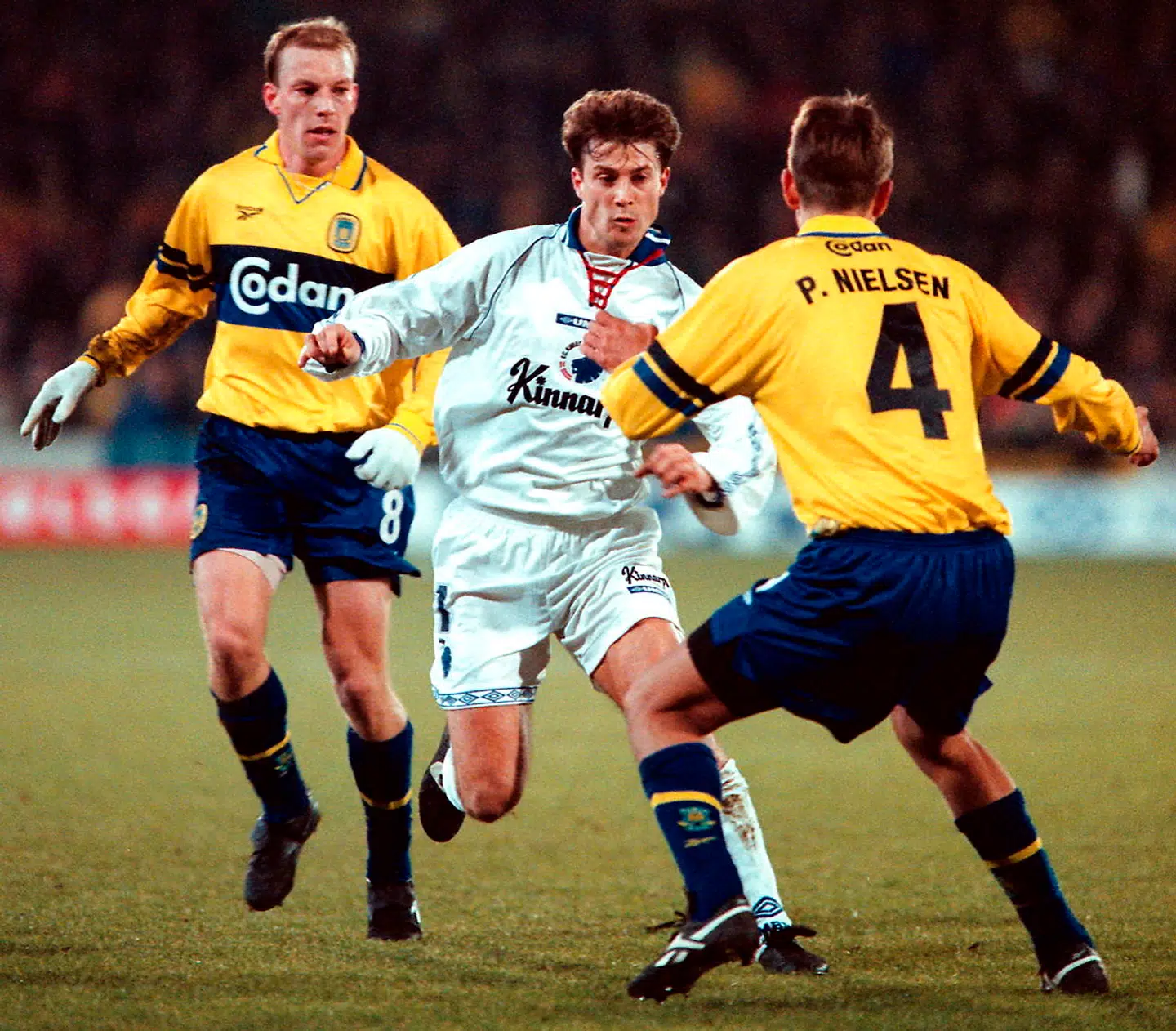 Brian Laudrup fik mod slutningen af sin karriere et mislykket ophold i FCK. Her er han mod sin gamle klub og de to Brøndby-legender, Kim Daugaard og Per Nielsen. En kamp, som Brøndby vandt 3-2.