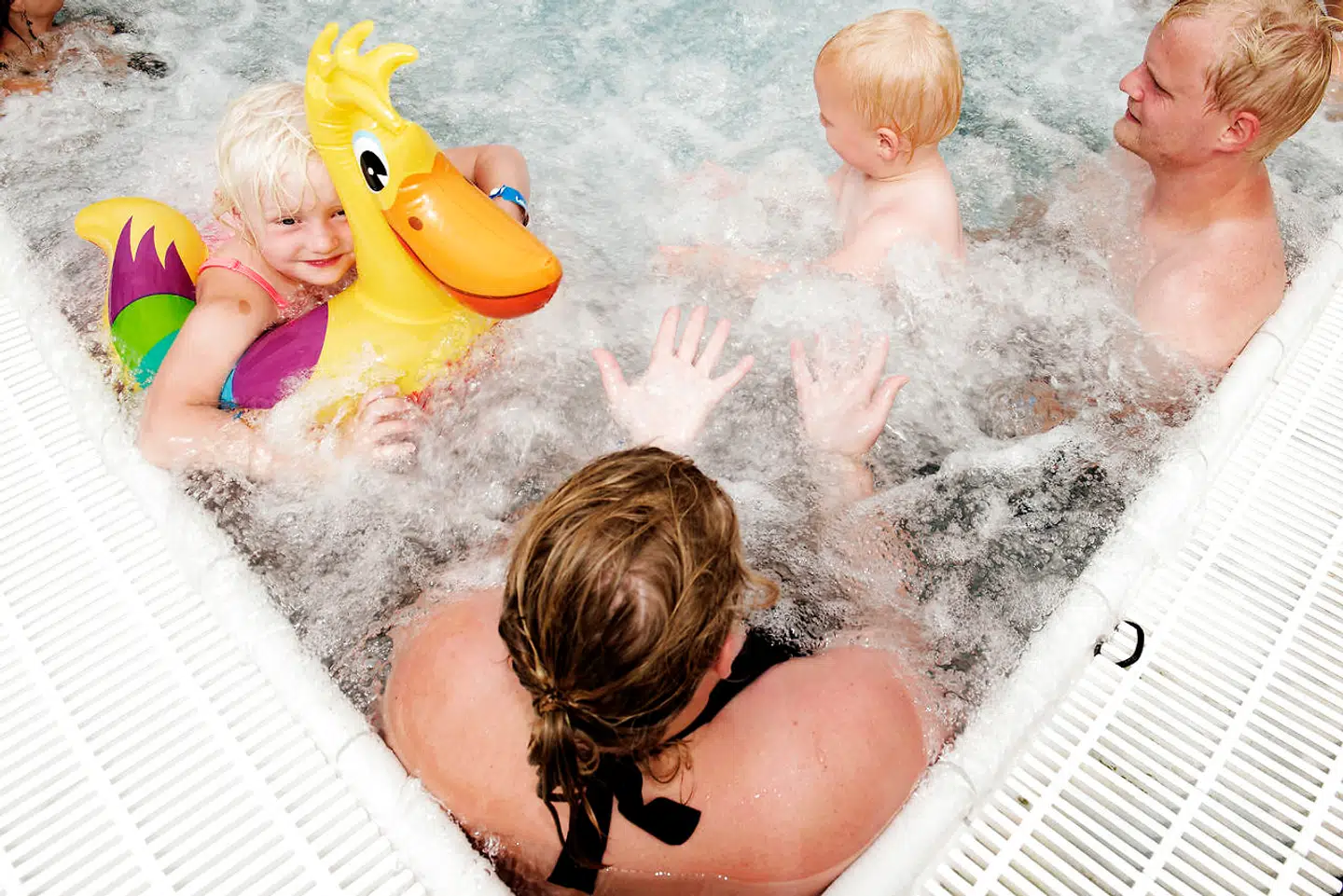 Reportage fra feriecentret Lalandia på Lolland, hvor danskerne kaster et blik på nationens tilstand og lader dem karakterisere, hvad det vil sige at være dansker.