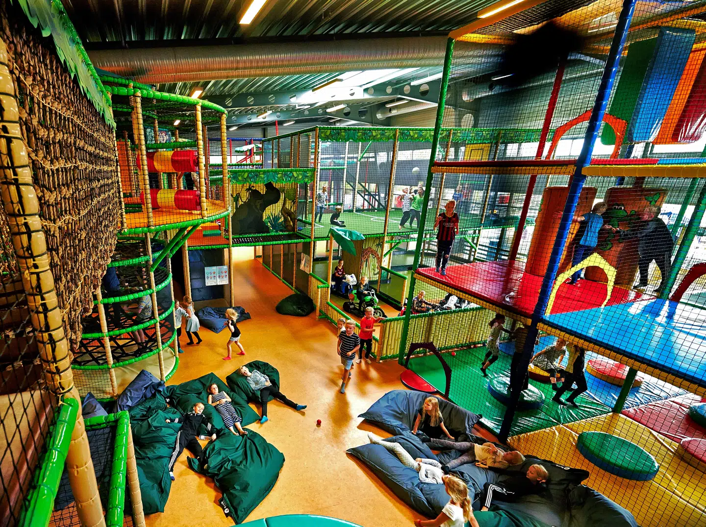 Lalandias legeplads, det såkaldte Monky Tonky Land, er et nirvana af plastik og madrasser. Især sjovt, hvis man er under en meter høj.