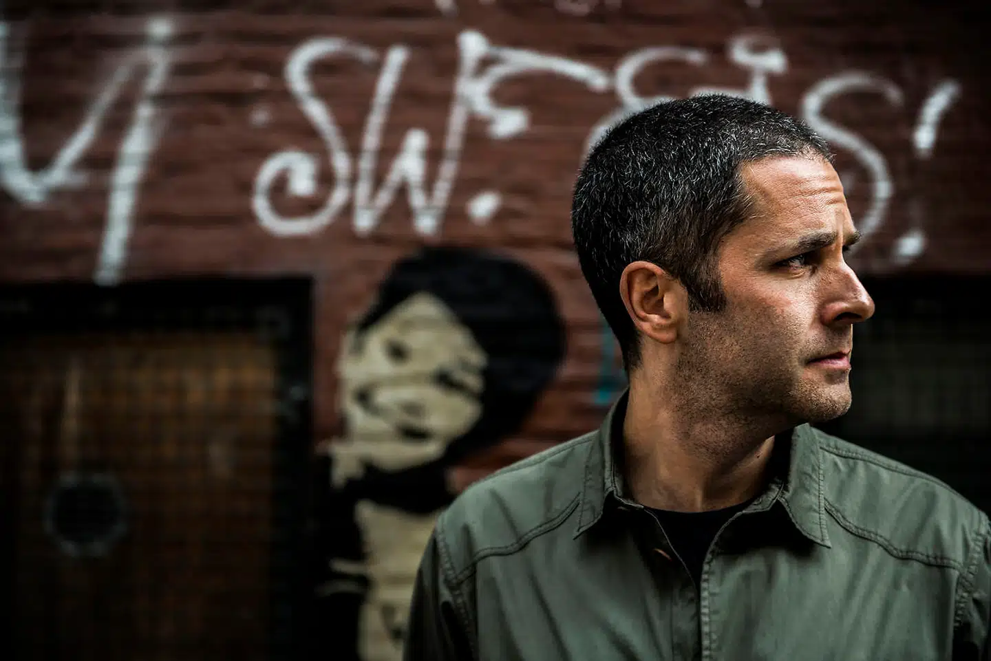 »Mindre ambitiøse forfattere ville under påskud af, at »plot er plat« lade historien glide ud her. Men Rachman er heldigvis af en anden skole,« skriver Berlingskes anmelder.