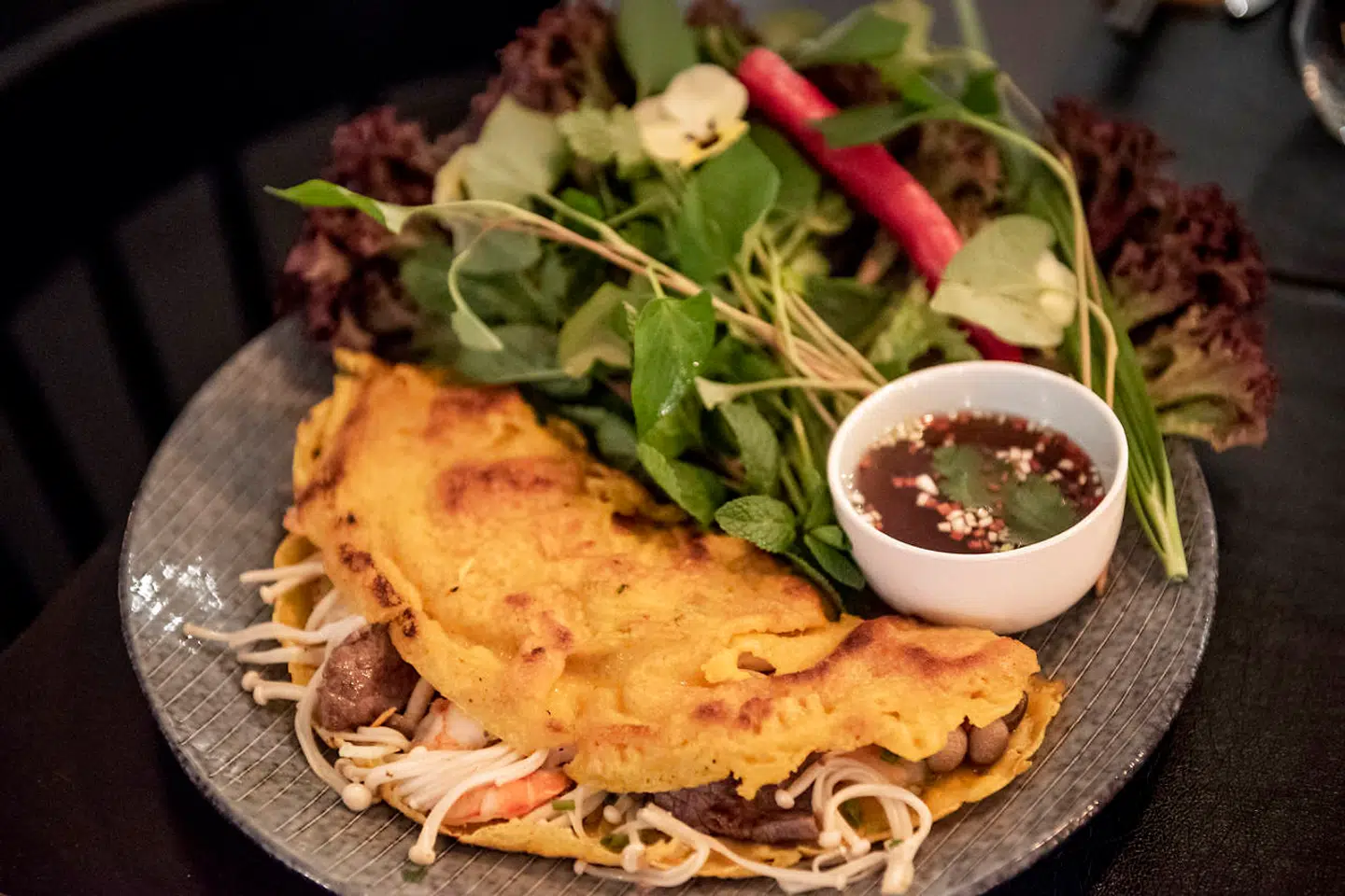 Pandekager gule af safran og med fyld af barbecuegrillet grisenakke, løg, tigerrejer og små enokisvampe.