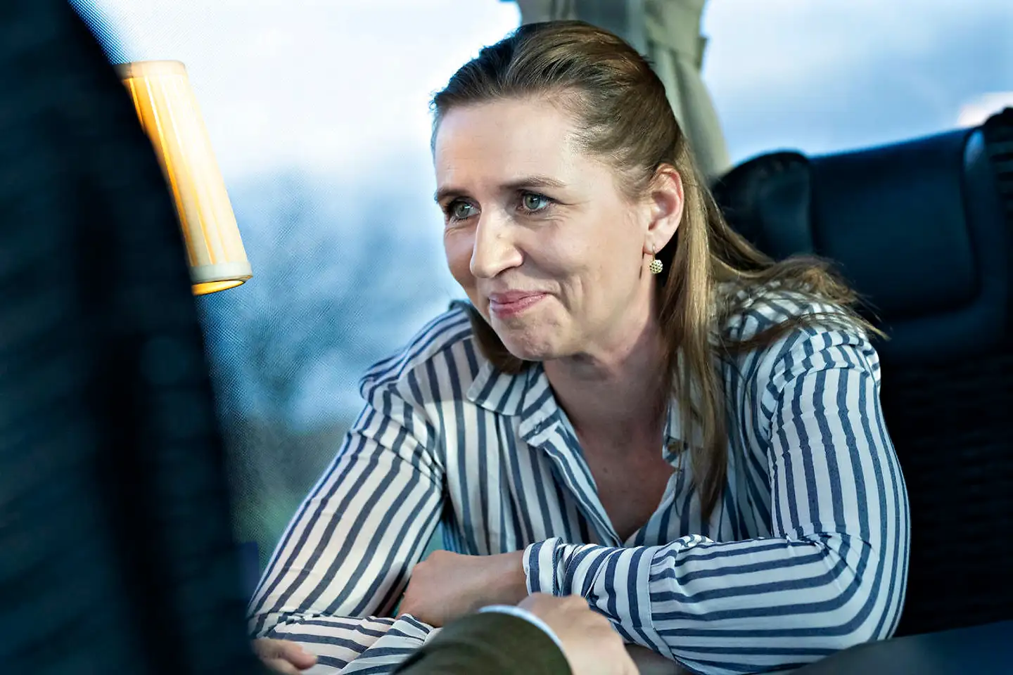 Mette Frederiksen (S) har grund til at være glad. Hun og resten af rød blok ligger nemlig til at få 53,1 procent af stemmerne, hvis der var valg i dag.