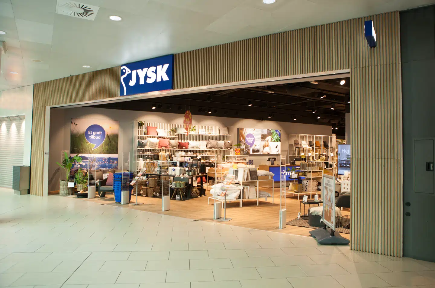 JYSK er ikke længere blot kæmpebutikker i byernes udkanter, hvor man med gode parkeringsforhold kan hente billige møbler og sengetøj. Det et også mindre butikker nær centrum, hvor kunderne kan købe små specialiteter – og lade sig inspirere til at gøre de større køb på nettet. Andre, store detailhandlere tænker i de samme baner. PR-foto: JYSK