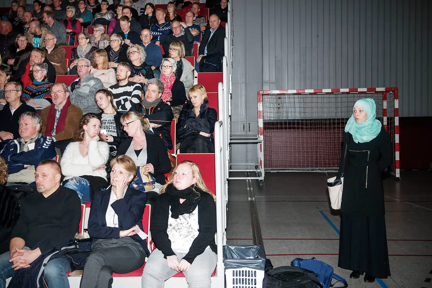 En muslimsk kvinde med tørklæde træder ind til et borgermøde i Kalundborg om et asylcenter. Kampen for indvandrerkvinders rettigheder er blevet til hjerteblod for SF, fortæller den nuværende og to forenværende formænd.