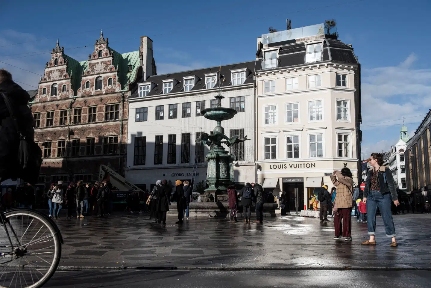Især på attraktive butikslejemål er det almindeligt, at en lejer tjener gode penge på at overdrage lejemålet til en anden. Men for at det skal lade sig gøre, skal lejers ret til såkaldt afståelse pointeres omhyggeligt i lejekontrakten. Foto: Maria Albrechtsen Mortensen, Scanpix