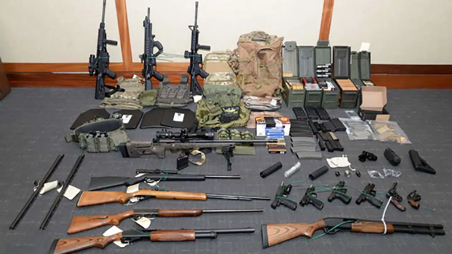 Våben tilhørende den nu anholdte amerikanske mand, der mistænkes for terrorplaner i USA.