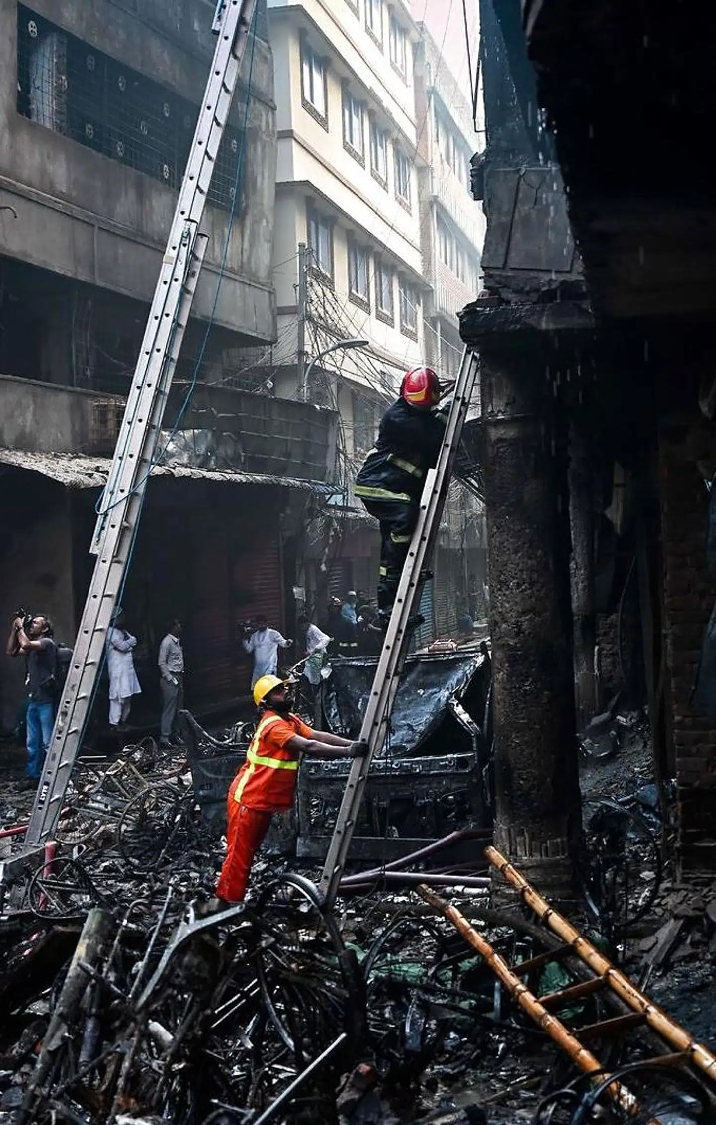 Dagen derpå i Dhaka efter den seneste storbrand.