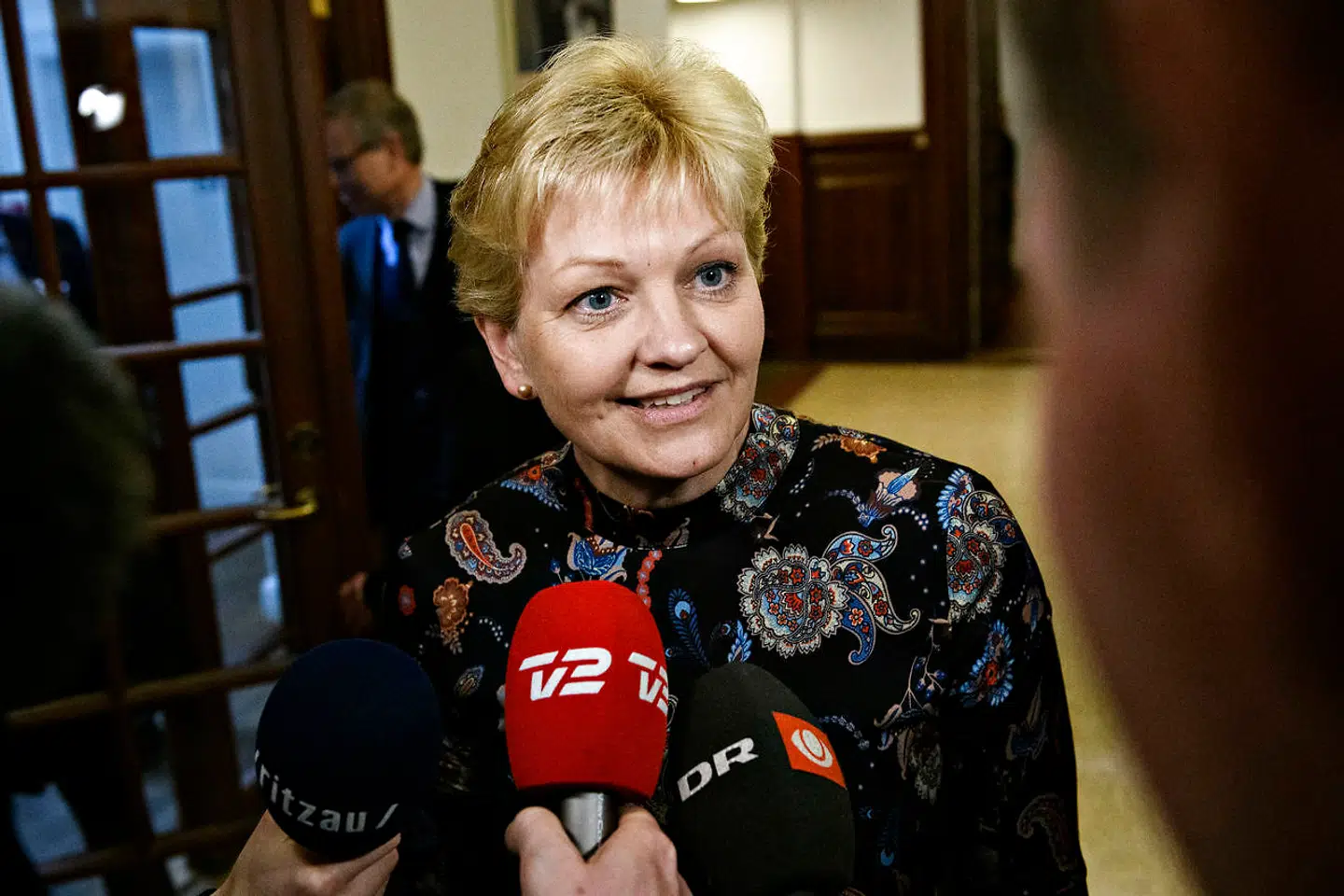 Fiskeriminister Eva Kjer Hansen (V) forlader møde i Miljø- og fødevareudvalget, hvor hun er blevet tildelt en næse, på Christiansborg, onsdag den 20. februar 2019., Ifølge S og DF har det taget for lang tid med lovgivning, der skal begrænse antallet af kvoter for muslinger og østers. Foto: Philip Davali/Ritzau Scanpix