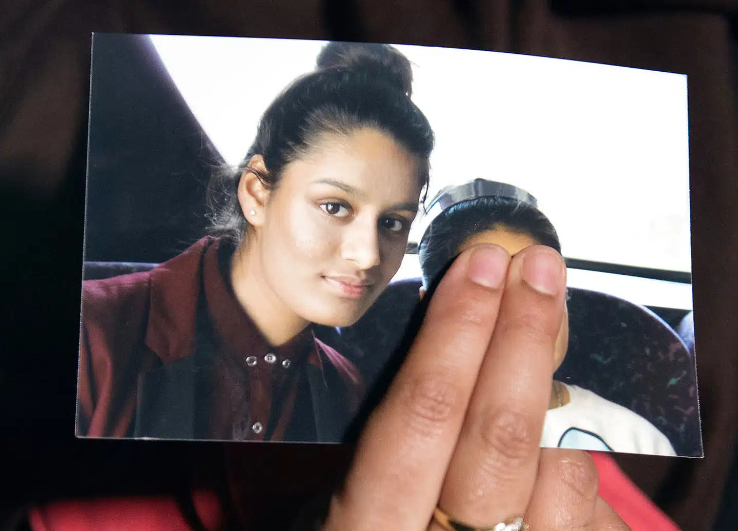 Shamima Begums søster, Renu Begum, fremviser et billede af teenageren, som Storbritannien vil fratage det britiske statsborgerskab. Foto: Laura Lean/Reuters/Ritzau Scanpix