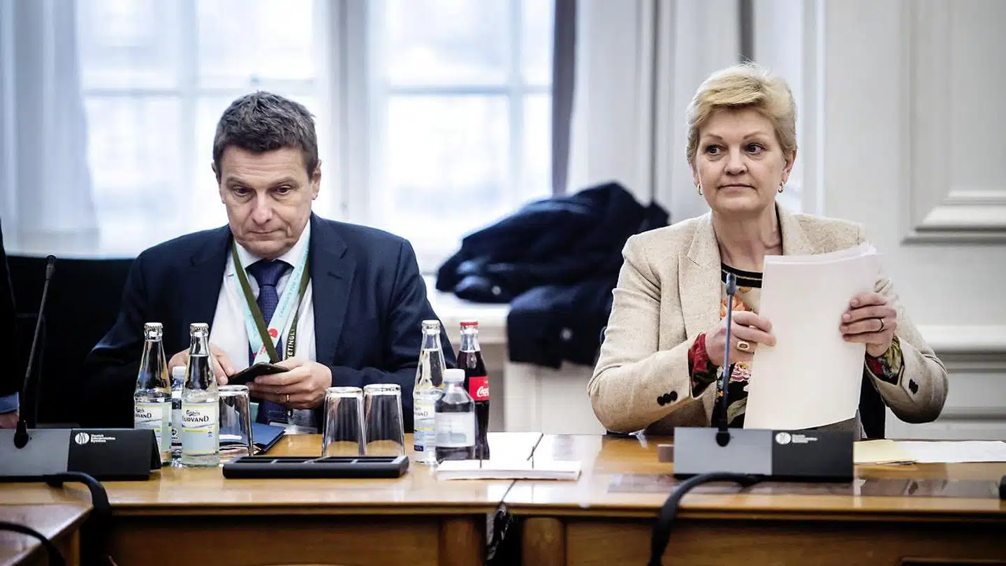 Fiskeriminister Eva Kjer Hansen (V) ses her i samråd i østers-sagen. Ministeren står til en næse fra et flertal blandt Folketingets partier i form af skriftlig kritik. Partierne kritiserer blandt andet, at ministeren har givet en version af forløbet, som ikke stemmer overens med den måde, som flertallet har oplevet sagen.