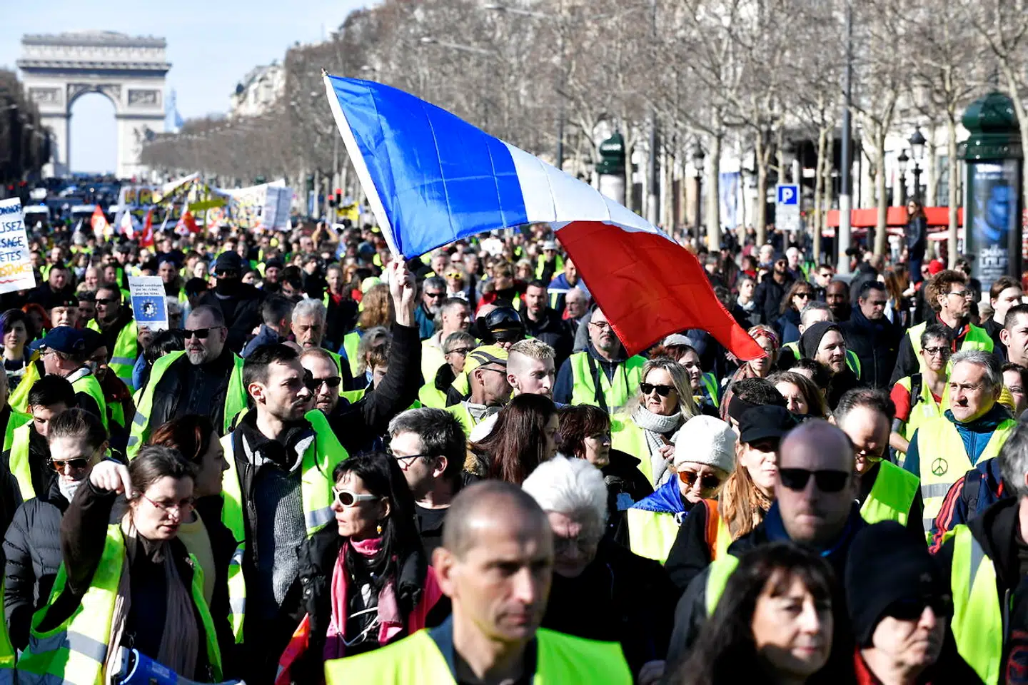 De Gule Veste fejrer bevægelsens tremåneders fødselsdag nær Paris' Triumfbue, 17. februar 2019.