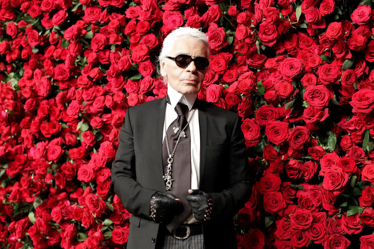 Den legendariske tyske modeskaber Karl Lagerfeld er død. Han blev 85 år. Det bekræfter Chanel over for nyhedsbureauerne AP og Reuters. Lagerfeld var særligt kendt for sin tid hos det ikoniske modehus Chanel, hvor han var chefdesigner i over tre årtier frem til sin død.