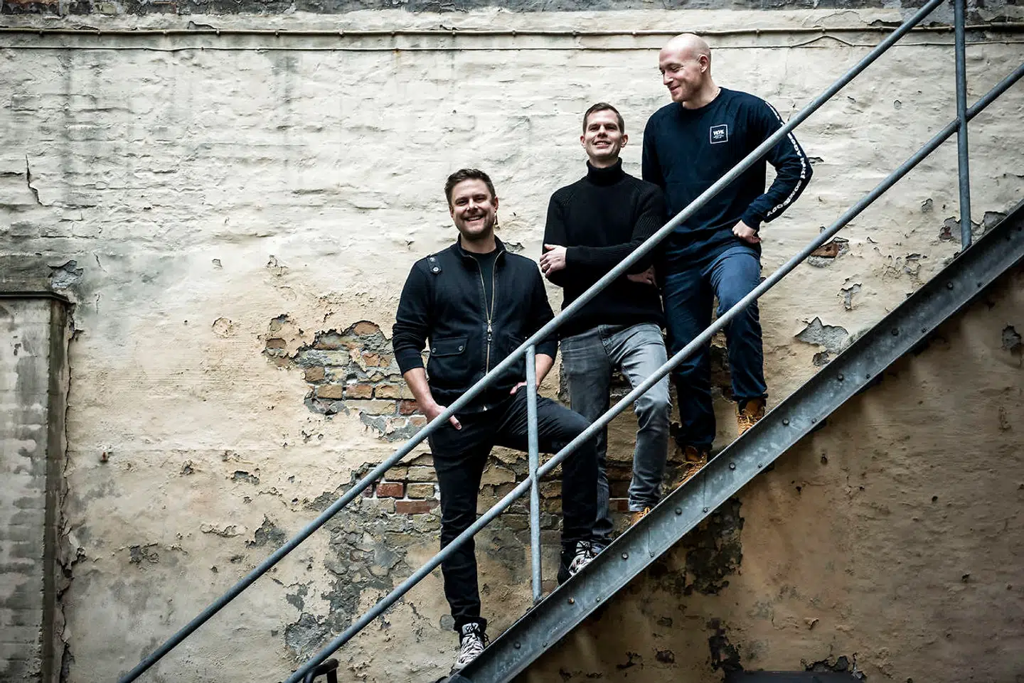 Ayoola ønsker ikke at erstatte kaffen. »Vores ønske er derimod at skubbe til den gængse opfattelse af, hvordan kaffe skal smage – og hvordan, hvor og hvornår kaffe kan drikkes,« lyder det fra Mathias Wehlitz (th.), der sammen med Nicolas Förderer (tv.) og Casper Seedorff (mf.) står bag Ayoola.