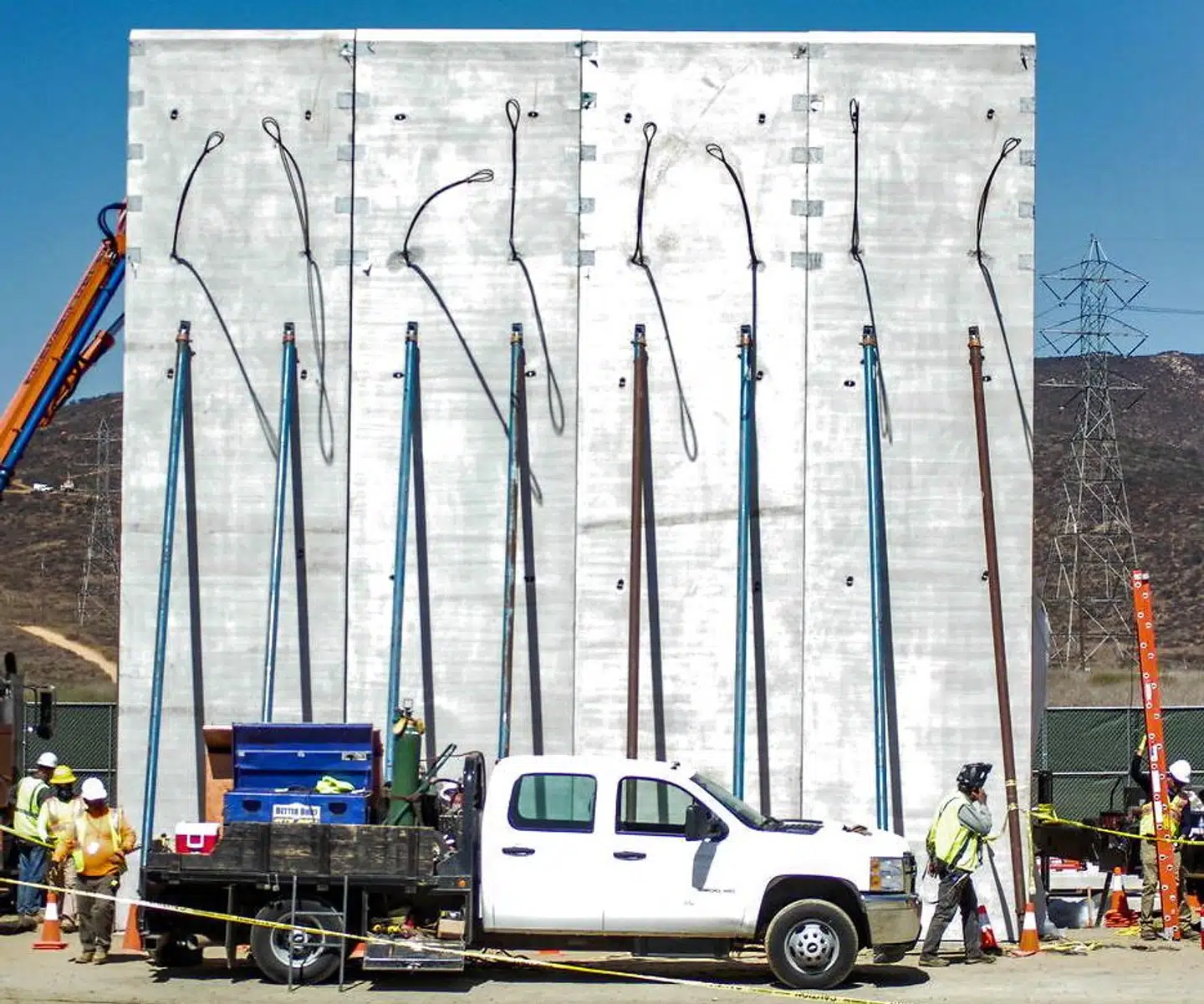 Billedet viser en prototype til et murelement til en eventuel mur til Mexico.