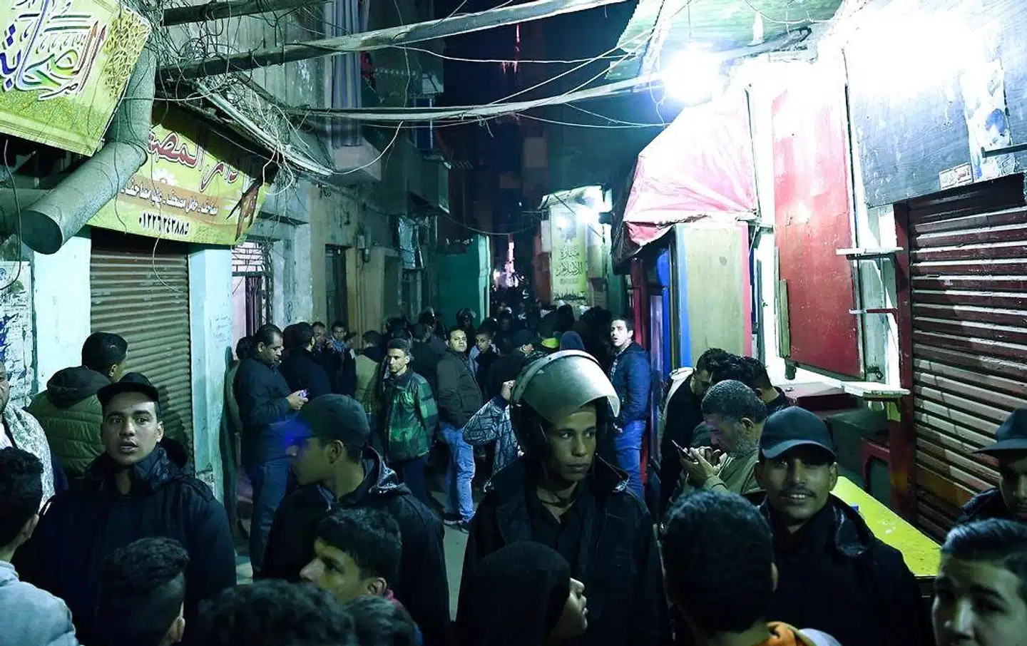 Egyptisk politi blokerer den gade i Darb al-Ahmar-distriktet i Kairo, hvor en mand detonerede en bombe, der dræbte ham selv og to betjente.