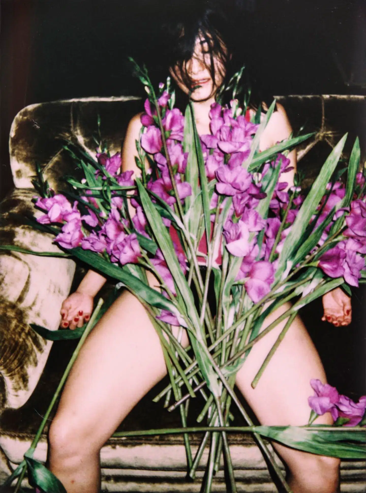 En nøgen Hazuki Kojima bag blomster i Bobbi Jenes »Caldera« med Corpus på Det Kgl. Teater. Foto: Camilla Winther