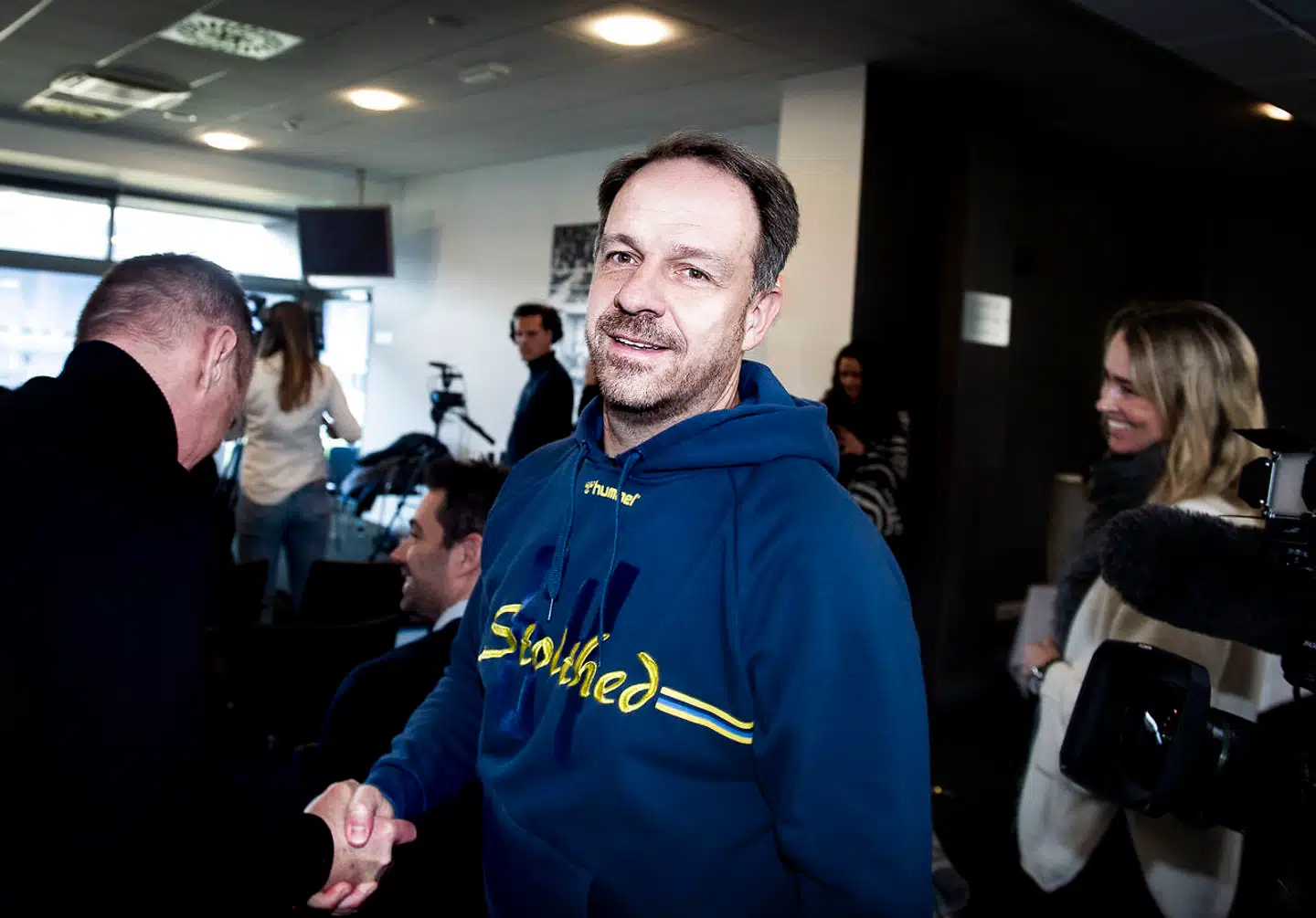 Brøndbys nu forhenværende cheftræner Alexander Zorniger gav hånd og sagde farvel og tak hele vejen rundt ved mandagens pressemøde om hans fyring. Et Et usædvanligt og forsonende træk fra en mand, der har mødt hård kritik fra mange kanter.