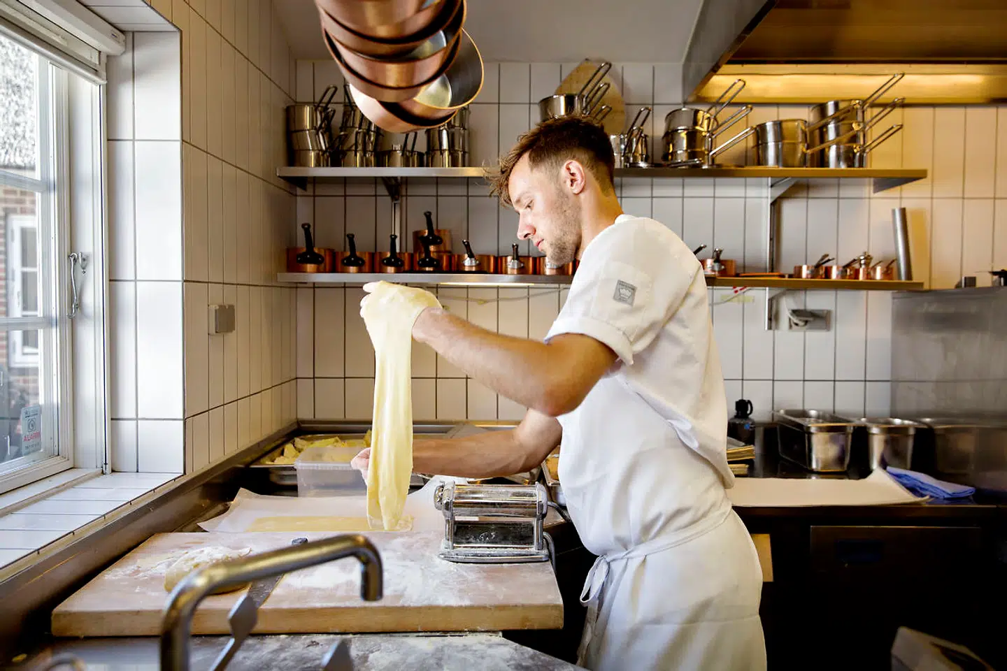 En af Henne Kirkeby Kros kokke laver pasta.