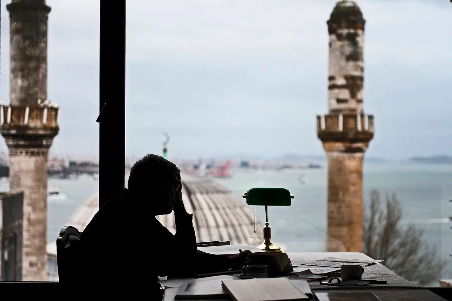 Den tyrkiske nobelprismodtager Orhan Pamuk bor selv i den by, mange af hans romaner så smukt kredser om - Istanbul. Han nye roman, »Den rødhårede kvinde«, handler om det moderne Istanbuls forandring.