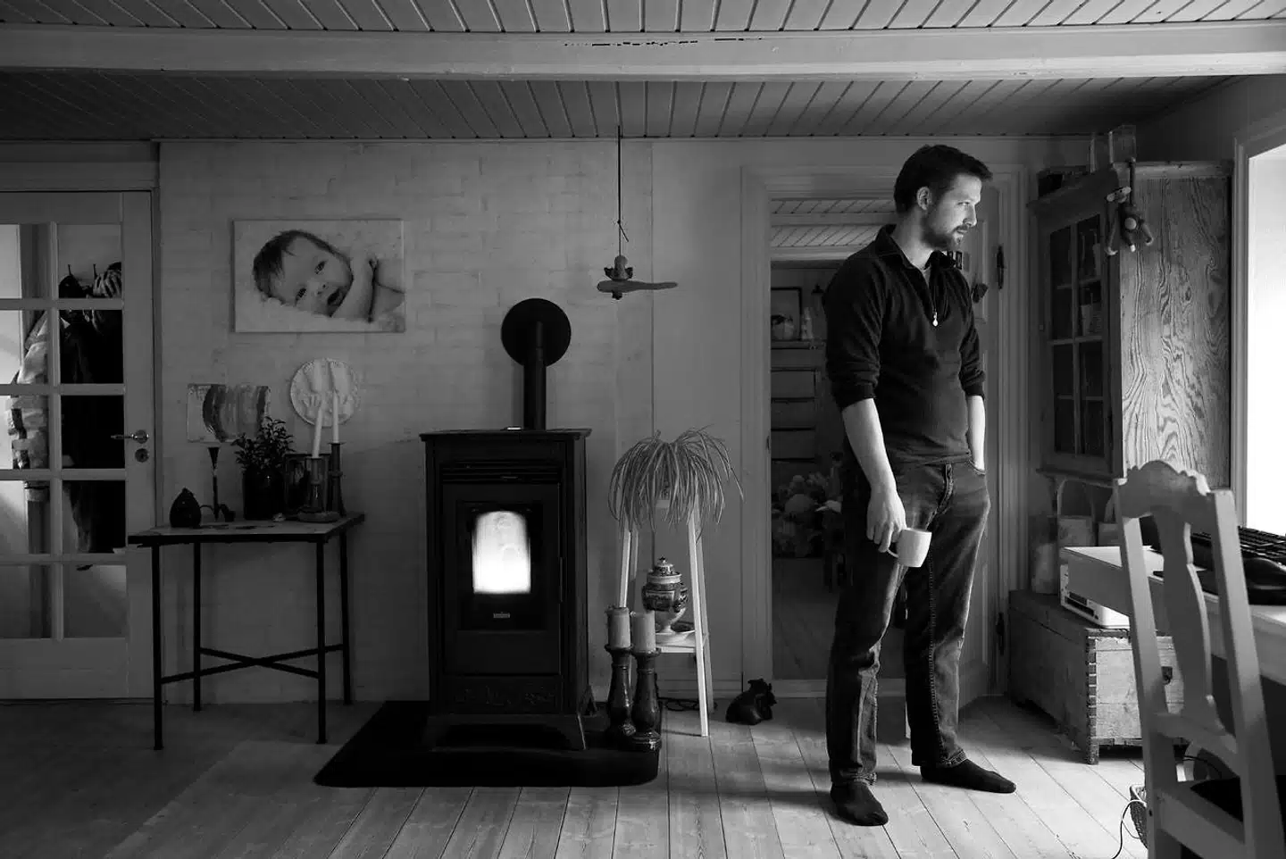 Da Carsten havde det rigtig dårligt, hørte han sin overbo tale sammen med en anden, og de talte dårligt om ham. Carsten gik op og spurgte: »Er vi okay? Jeg kan høre, at du taler med nogen om mig«. Overboen tog Carsten med rundt i hele lejligheden for at vise, at der ikke var andre. Det var skræmmende for overboen, men især for Carsten, fortæller han.