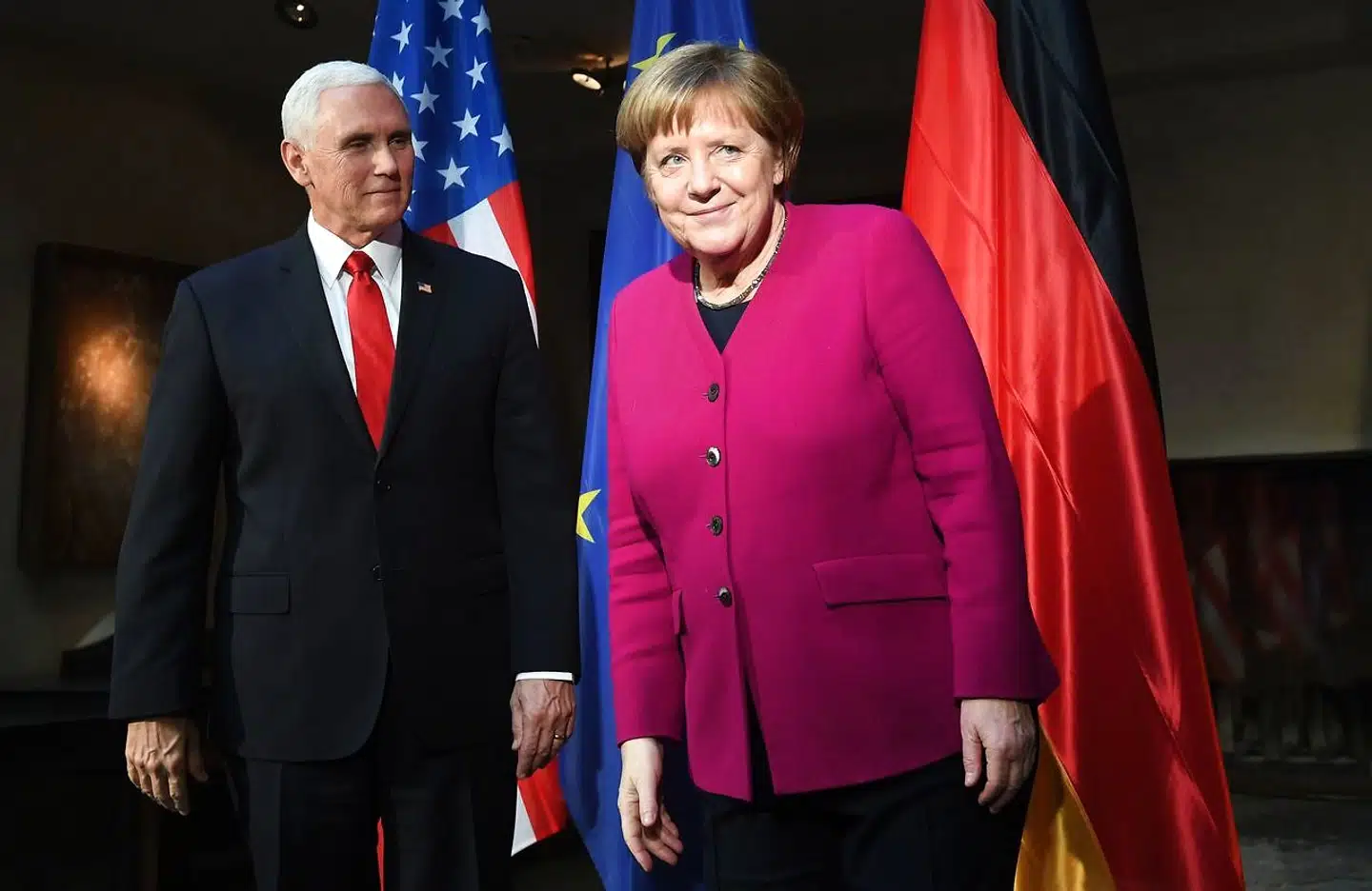 Den tyske kansler, Angela Merkel, og USAs vicepræsident, Mike Pence, stillede op til pressefotografering lørdag. Men der var ikke meget, de to ellers var enige om på sikkerhedskonferencen i München, der sluttede søndag.
