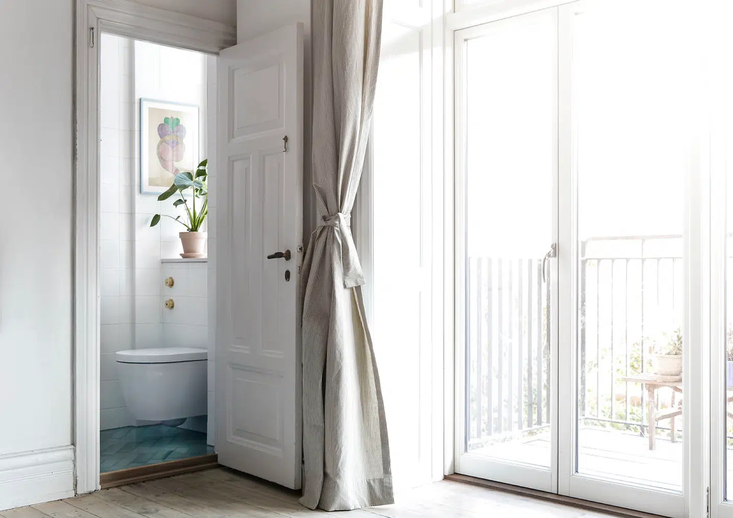 Badeværelset ligger direkte ud til familiens kæmpe køkkenalrum.