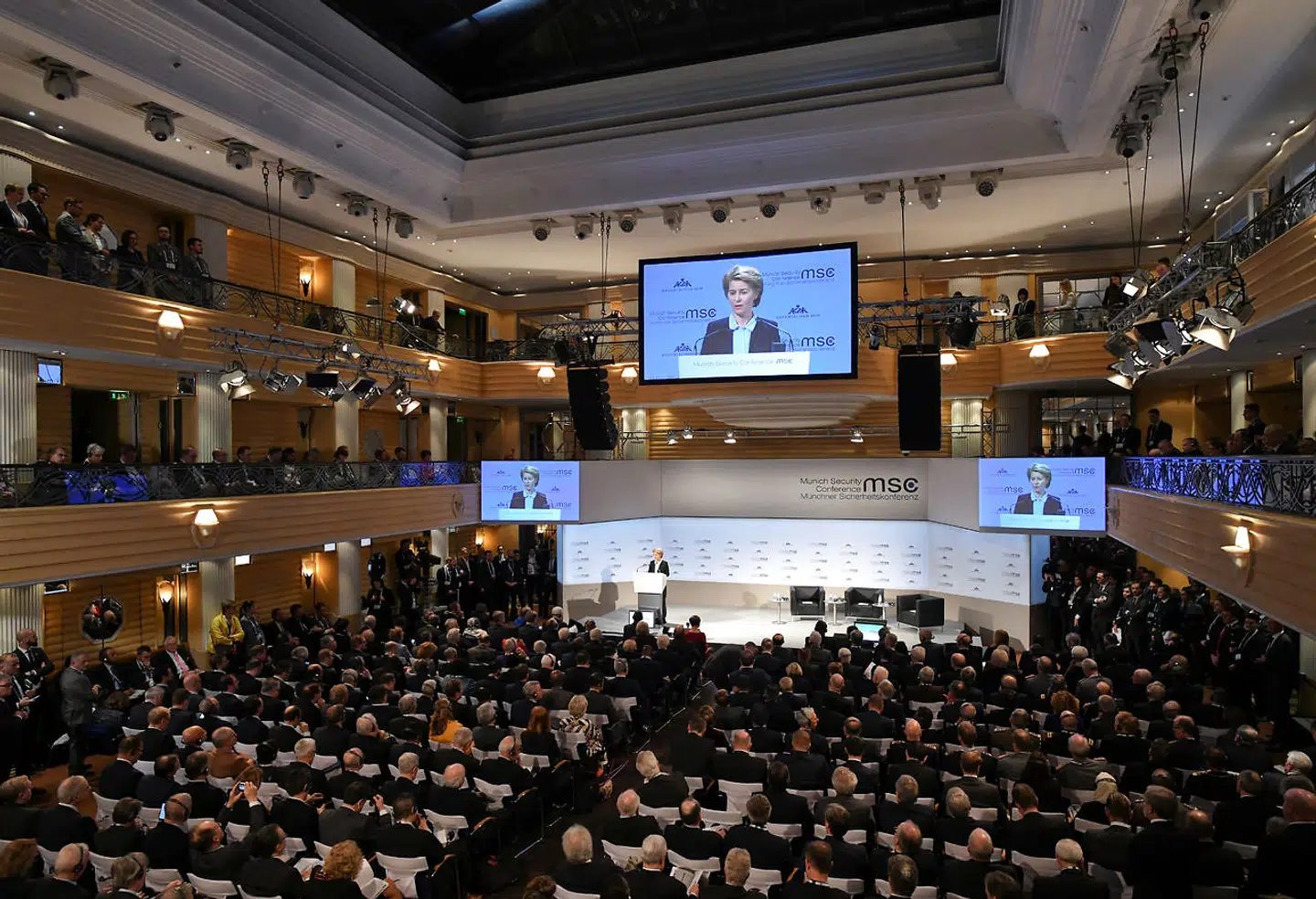 Over 80 forsvars- og udenrigsministre deltager i den årlige sikkerhedspolitiske konference i München. Blandt dem er også Tysklands forsvarsminister Ursula von der Leyen, der var en af de første talere. I år finder konferencen sted, få dage før Donald Trump skal tage stilling til en rappport om straftold på europæiske biler. Et andet vigtigt emne er Brexit.