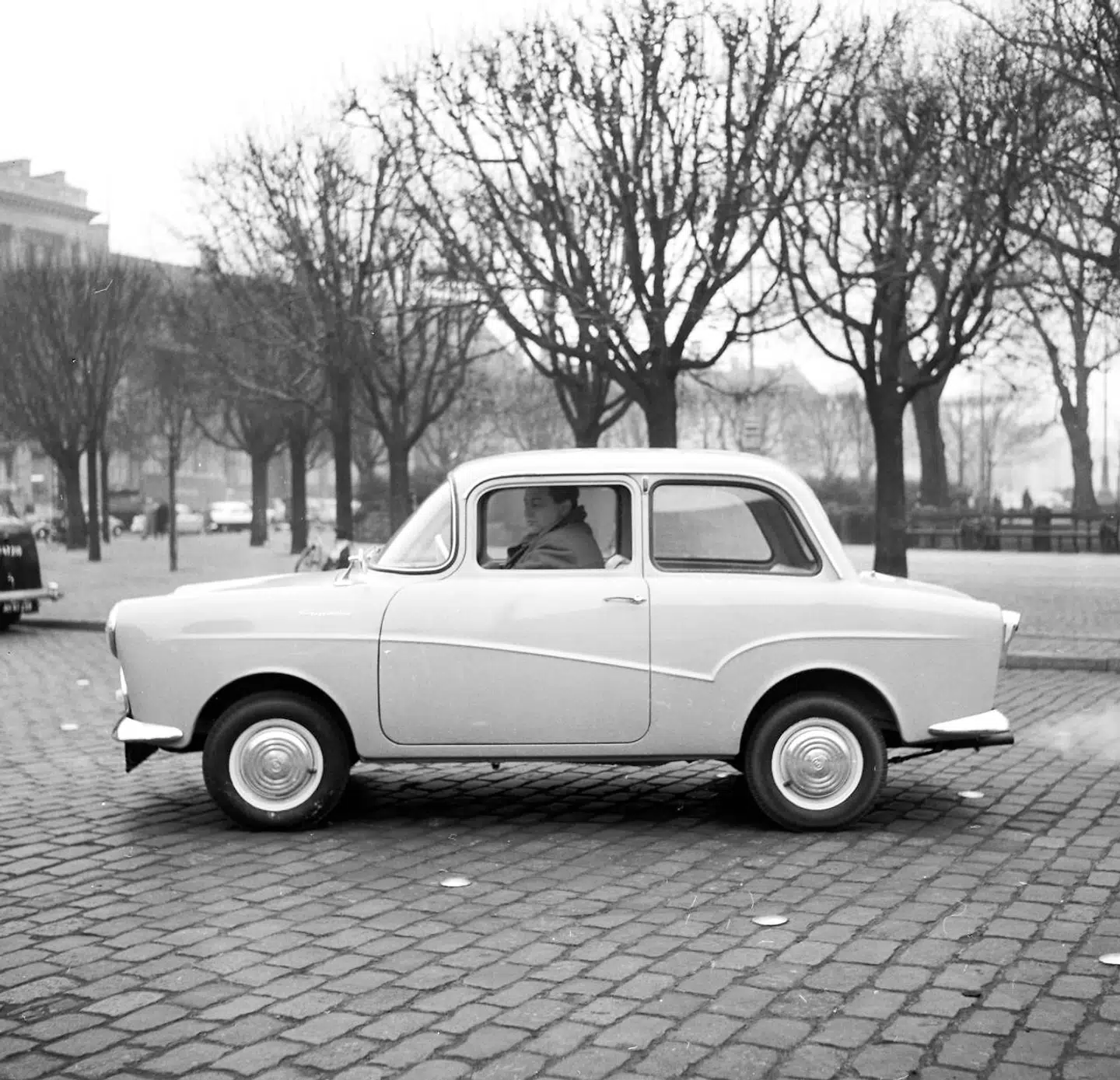 »Goggomobilen« blev udviklet af Hans Glas i Dingolfing og er forløberen for BMW. I 1967 opkøbte BMW Glas og hans produktion.