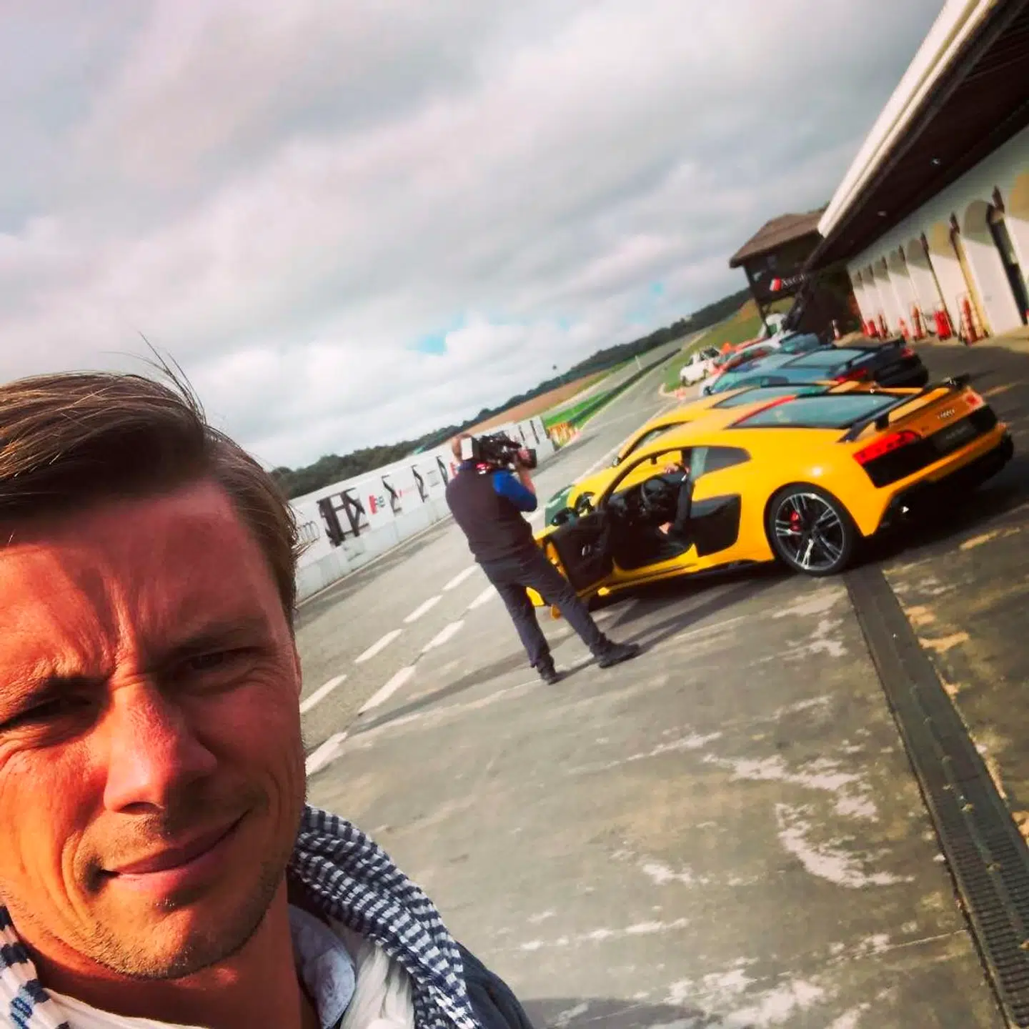 Selfie, mens Tom Kristensen parkerer bilen i pitten på Ascari Race Resort.