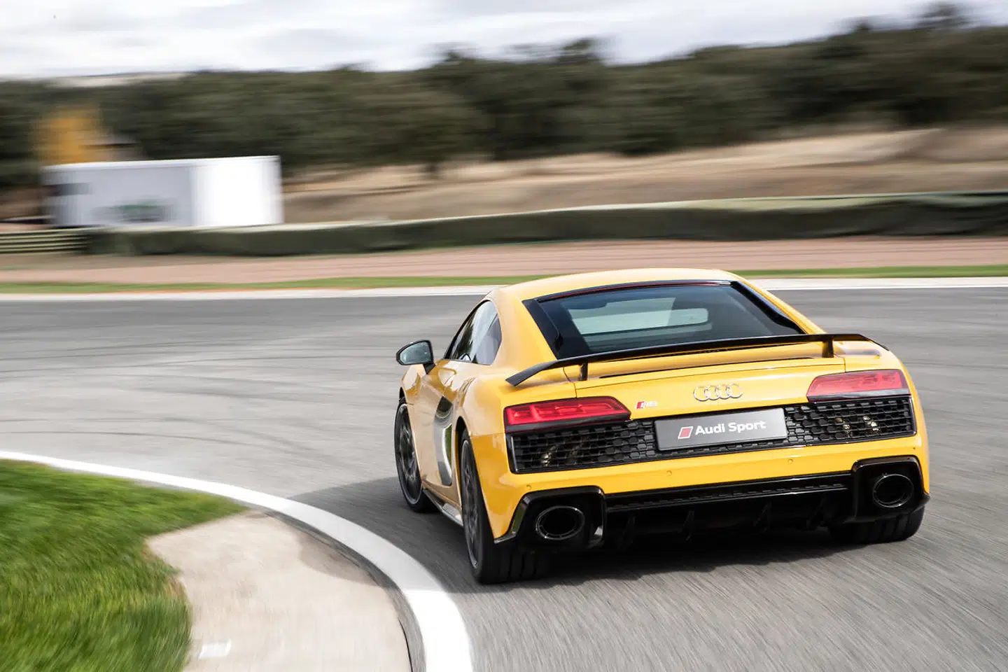 Visuelt er især de nye diffusere omkring udstødningen med til at gøre R8 skarpere end nogensinde.