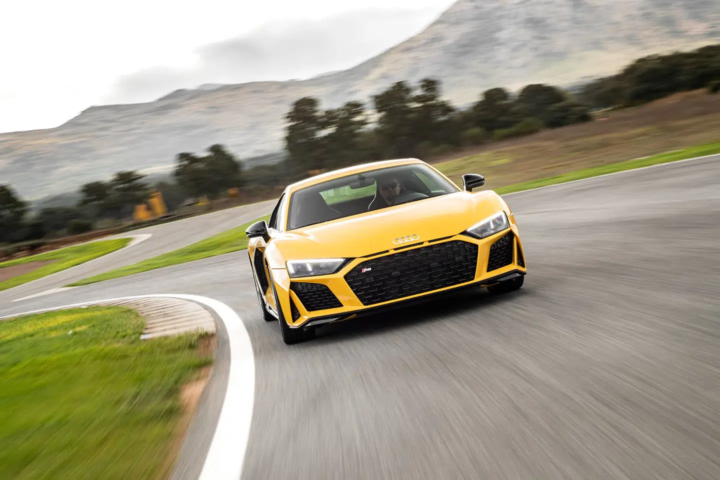 Audi R8 er letkørt af en supersportsvogn at være, men i hænderne på Tom Kristensen viser den, at dens repertoire er helt fra hverdagsvenlig superbil til banerekordsmadrende furie.