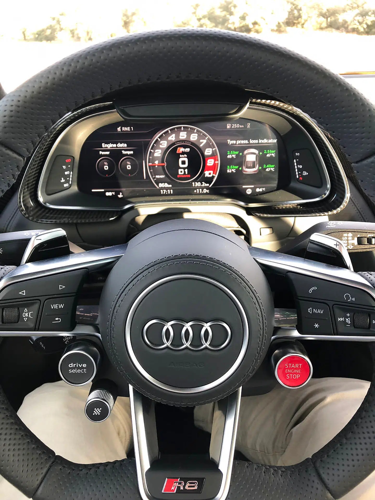 Alle de informationer og funktioner, du skal bruge for at køre Audi R8 som en flugtbilist, finder du lige ved hånden og i dit synsfelt.