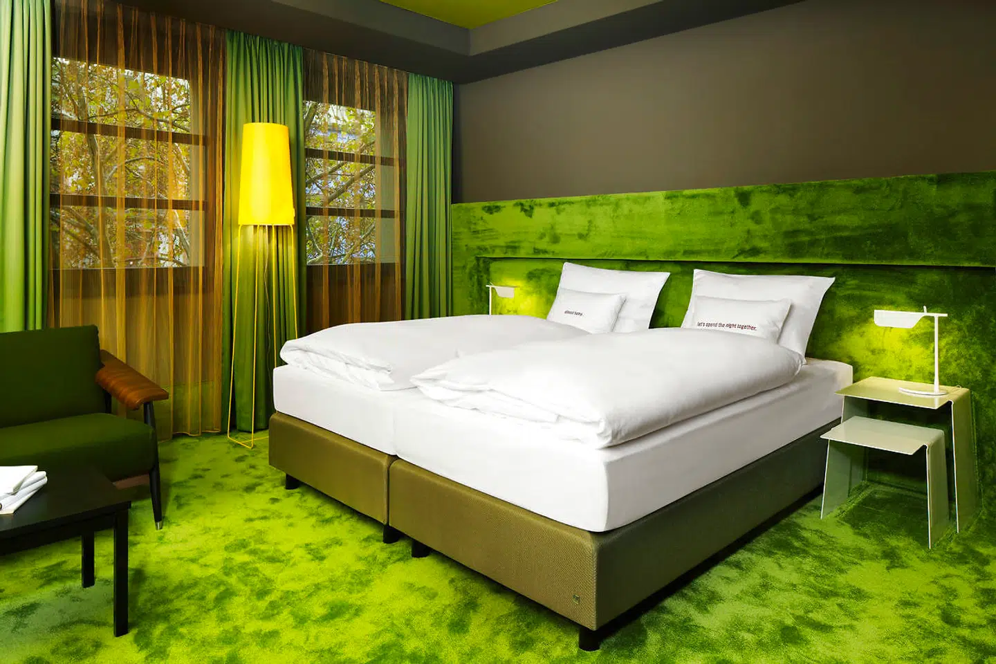 Så bliver det næsten ikke grønnere - master bedroom på 25hours Hotel Goldman i Frankfurt.