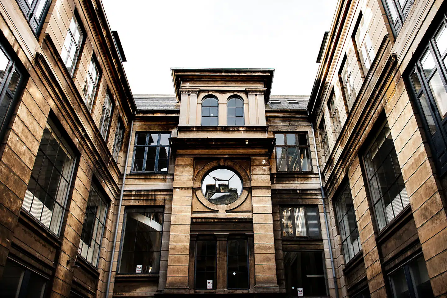 Det er planen at overdække flere af ejendommens indre gårdrum med glas for at skabe rum bl.a. til hotellets foyer.