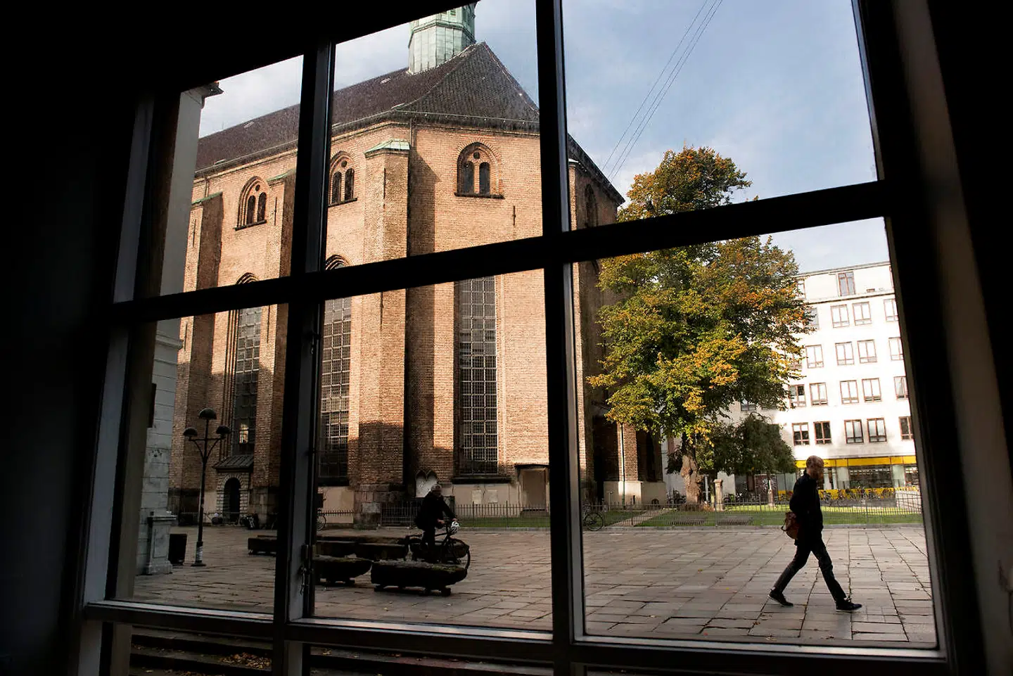 Fra det nye hotels restaurant og café bliver der smuk udsigt mod kirkepladsen og Trinitatis Kirke.