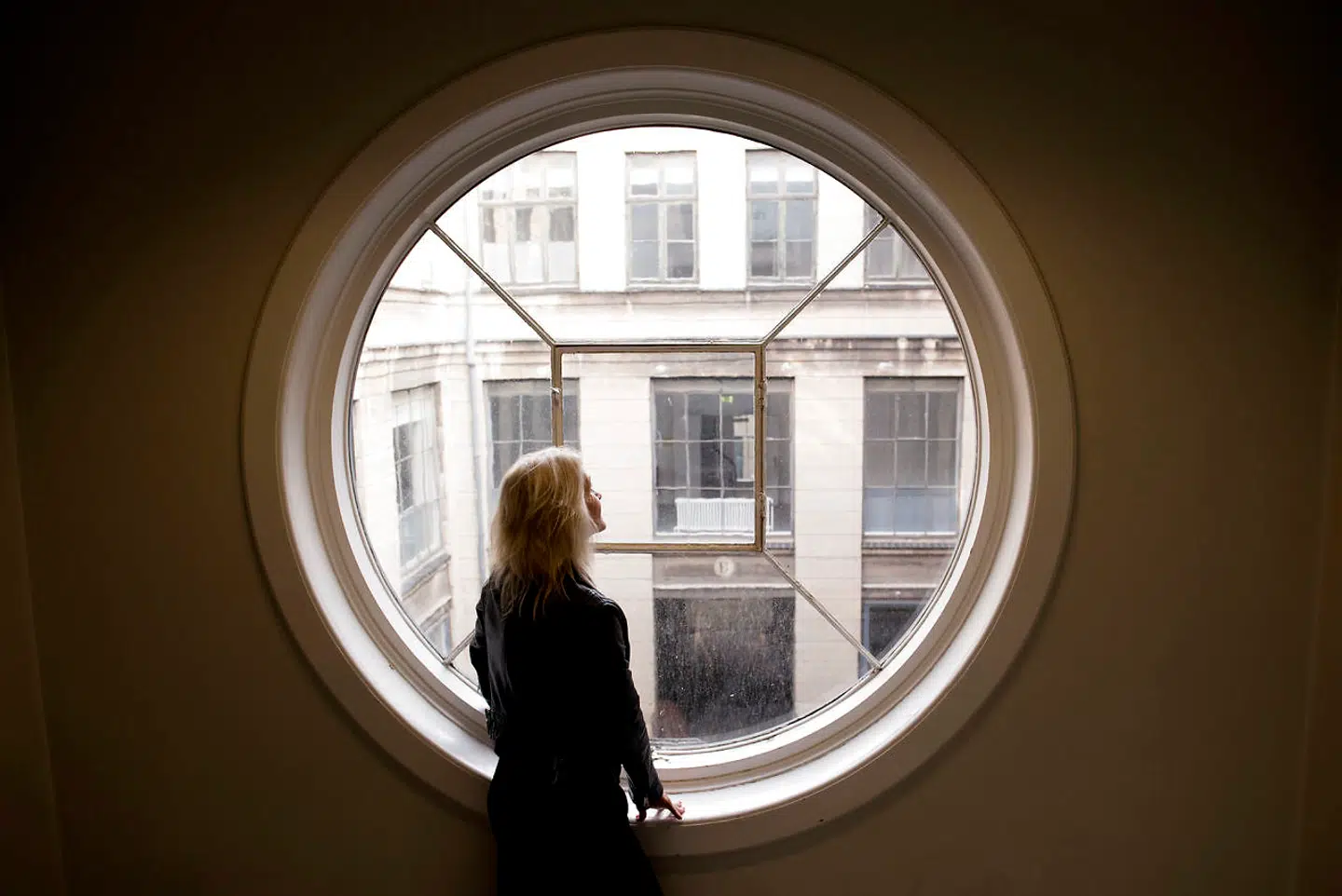 Karen Nielsen fra ejendomsinvesteringsselskabet Hines ved et af de gamle vinduer, der stadig er bevaret og måske kan indgå i det nye hotel.