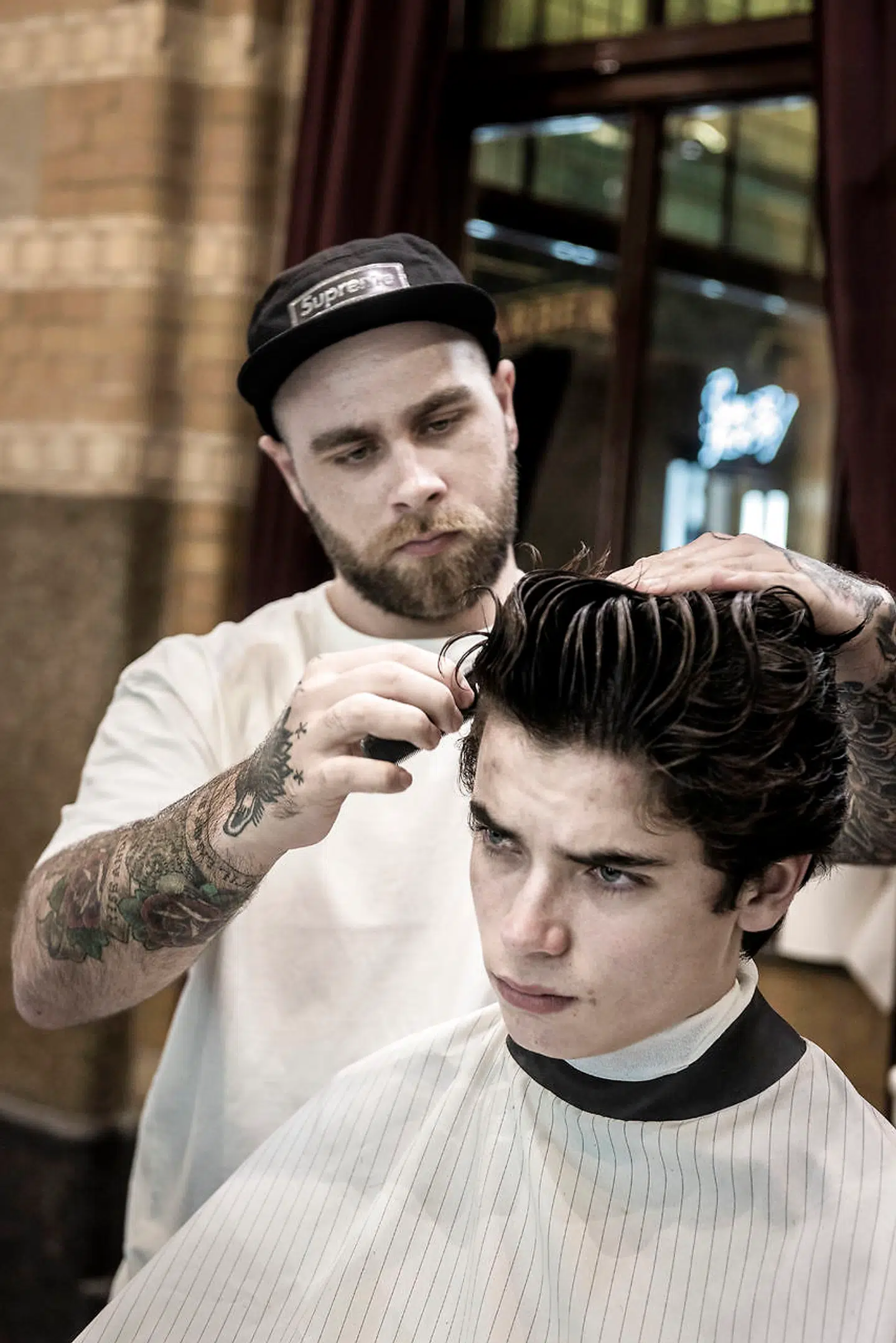 Cutthroat Barber-shop. Her barber Dean Helthuis og Milan Boss. Milan bor i Amsterdam og er fast kunde i salonen, han besøger den hver femte uge.